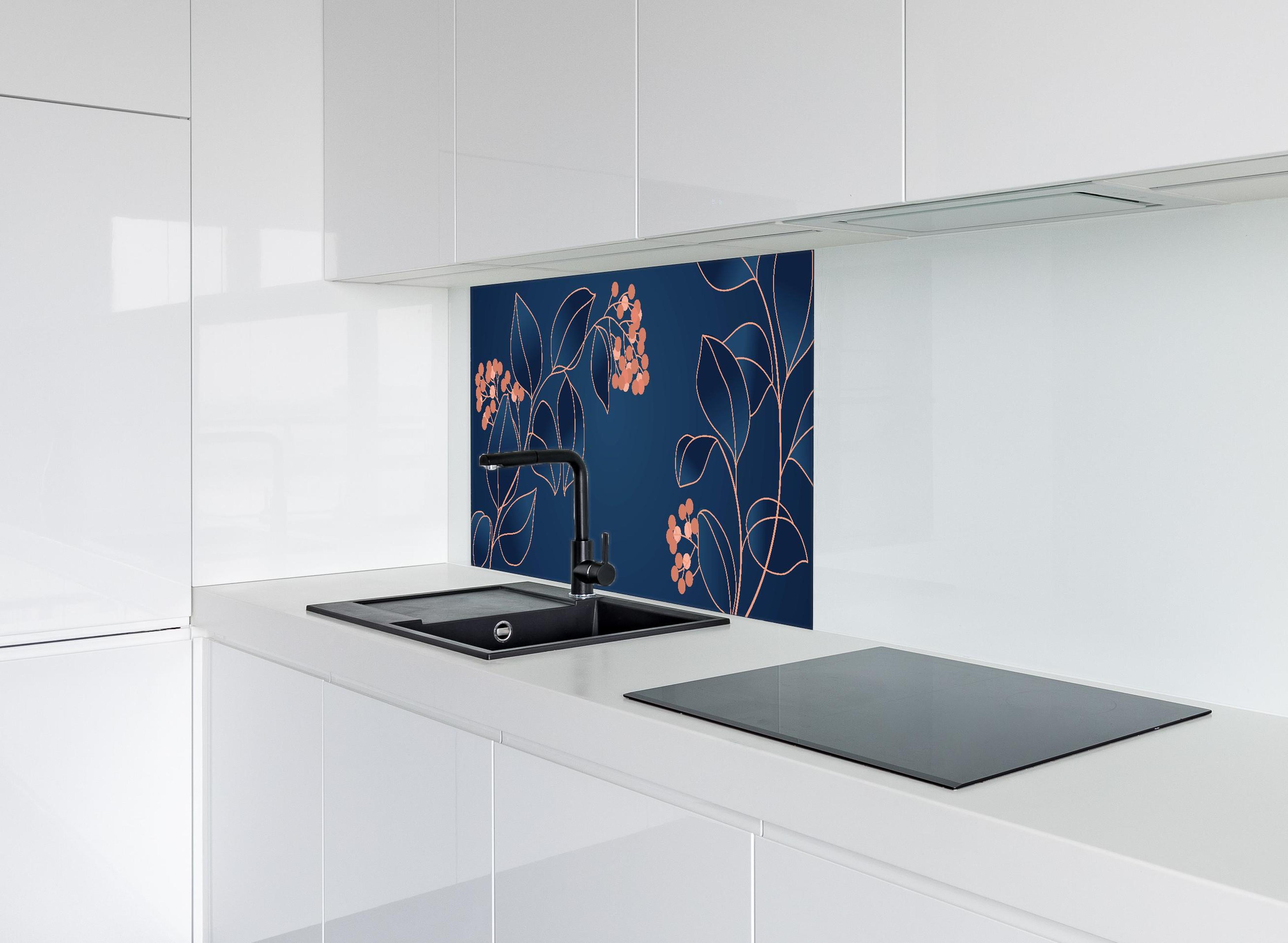 Spritzschutz - Navyblaues Leinwandbild mit orangen Blüten hinter einem Cerankochfeld zwischen Holz-Kochutensilien