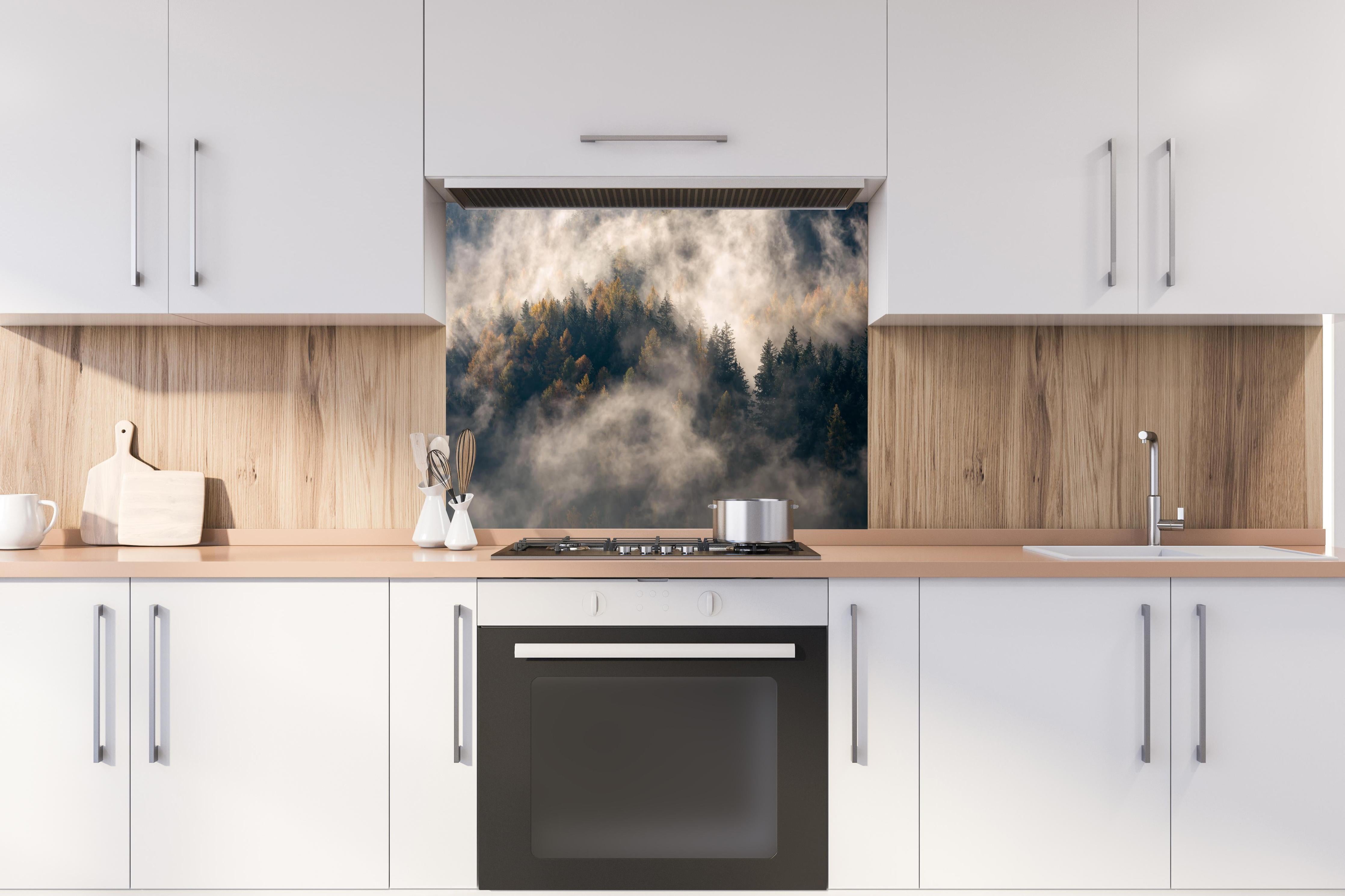 Spritzschutz - Nebel im Wald hinter einem Cerankochfeld zwischen Holz-Kochutensilien