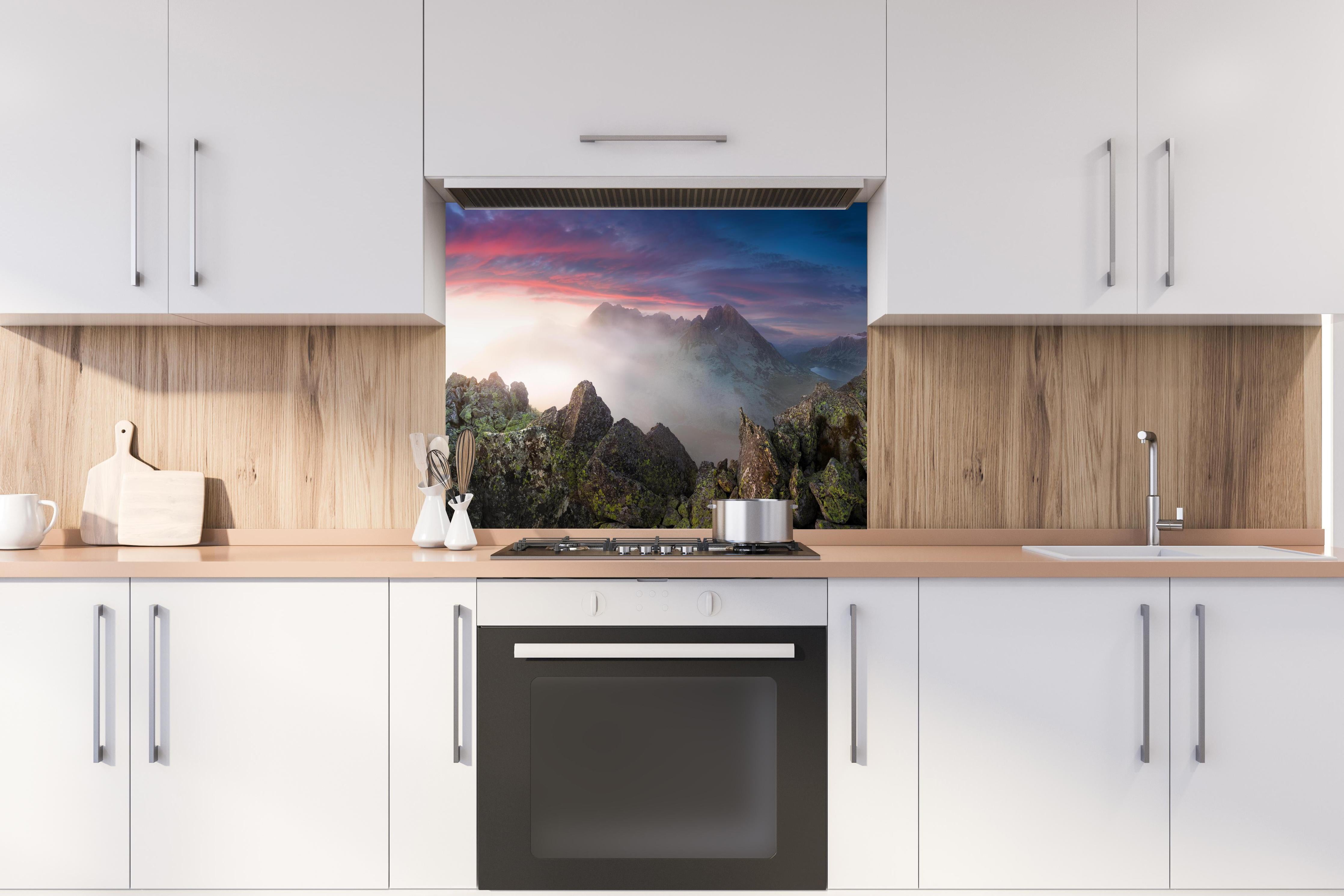 Spritzschutz - Nebeliger Blick auf Fairytale Berge, Slowakei hinter einem Cerankochfeld zwischen Holz-Kochutensilien