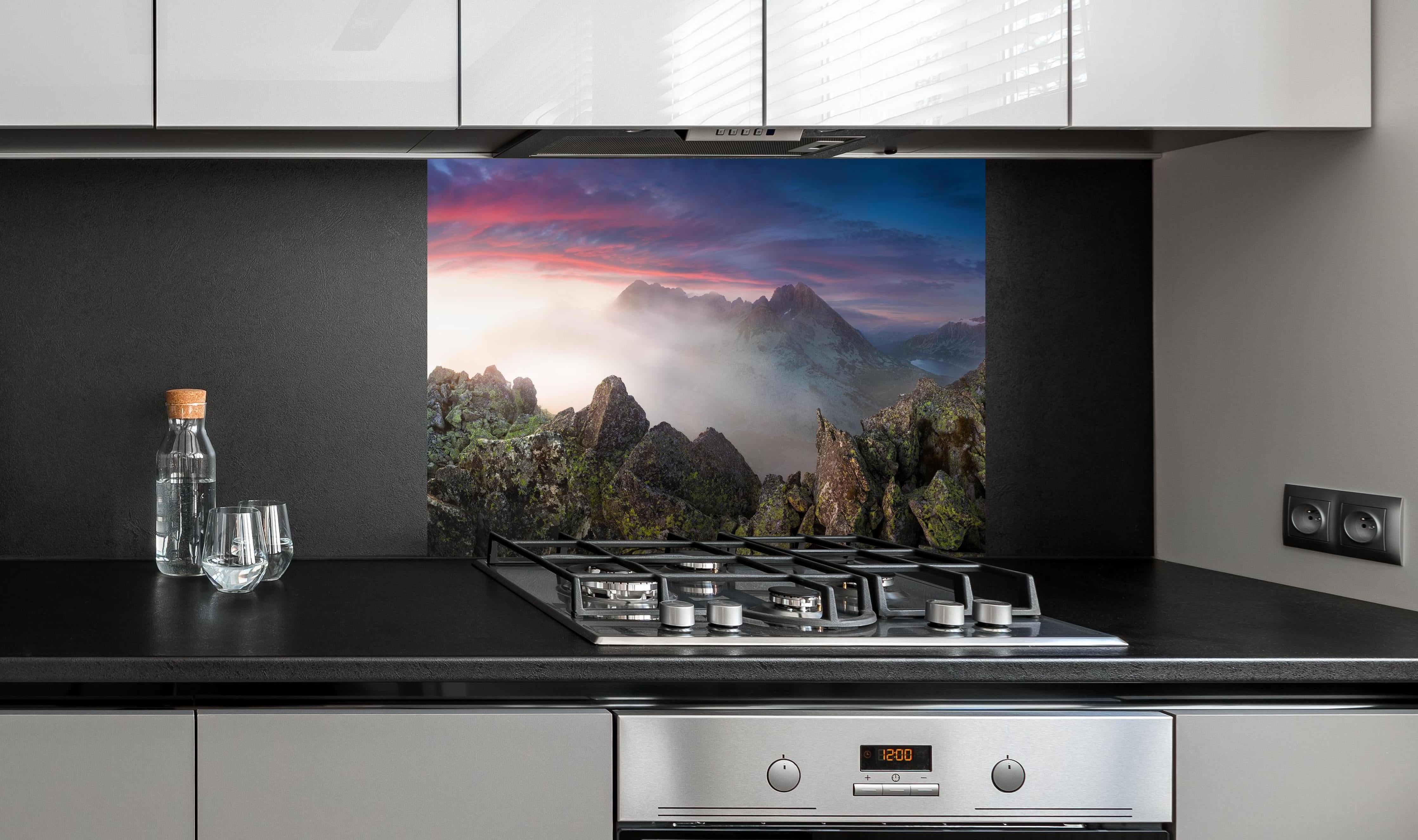 Spritzschutz - Nebeliger Blick auf Fairytale Berge, Slowakei hinter einem Cerankochfeld zwischen Holz-Kochutensilien