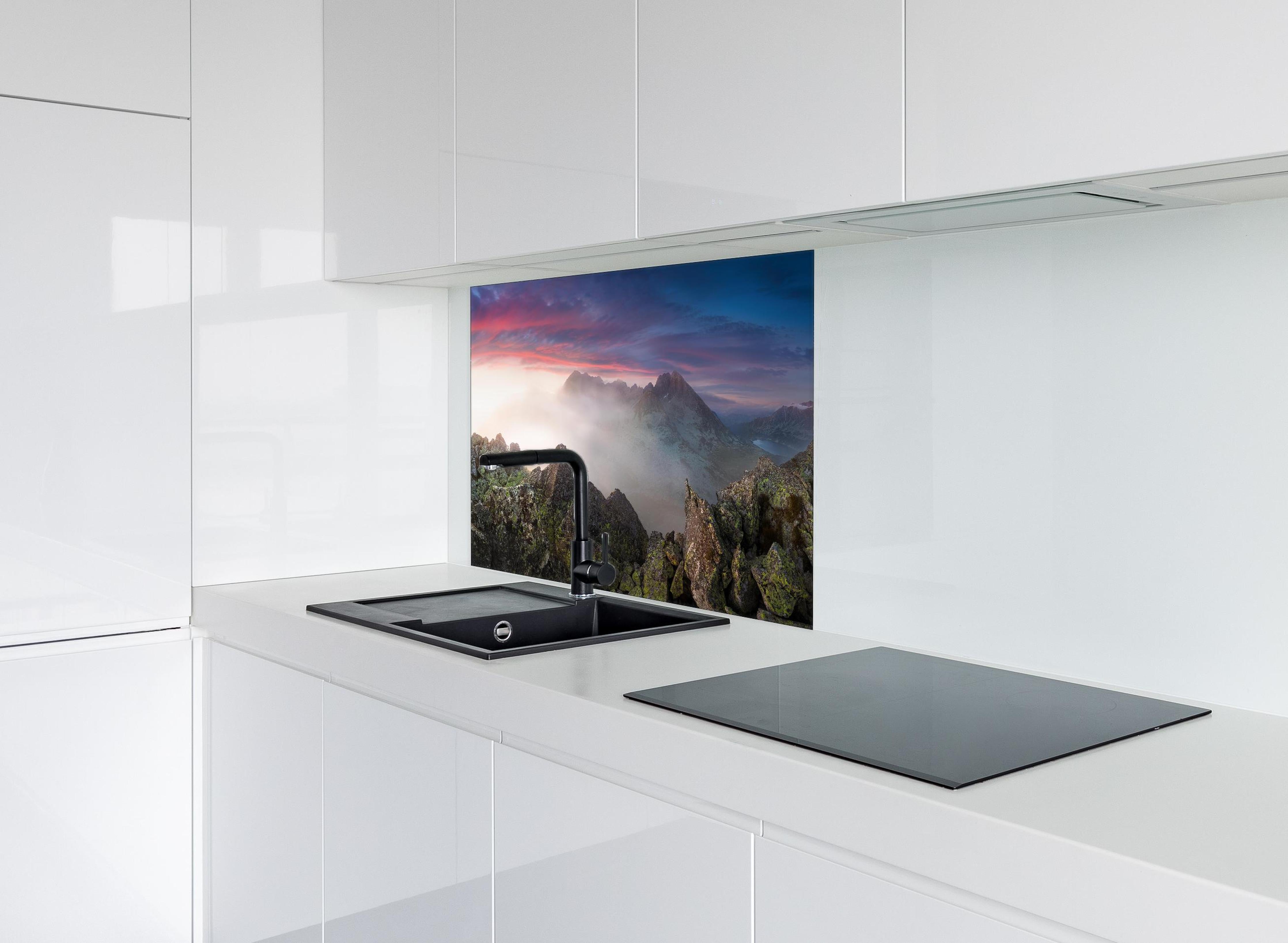 Spritzschutz - Nebeliger Blick auf Fairytale Berge, Slowakei hinter einem Cerankochfeld zwischen Holz-Kochutensilien