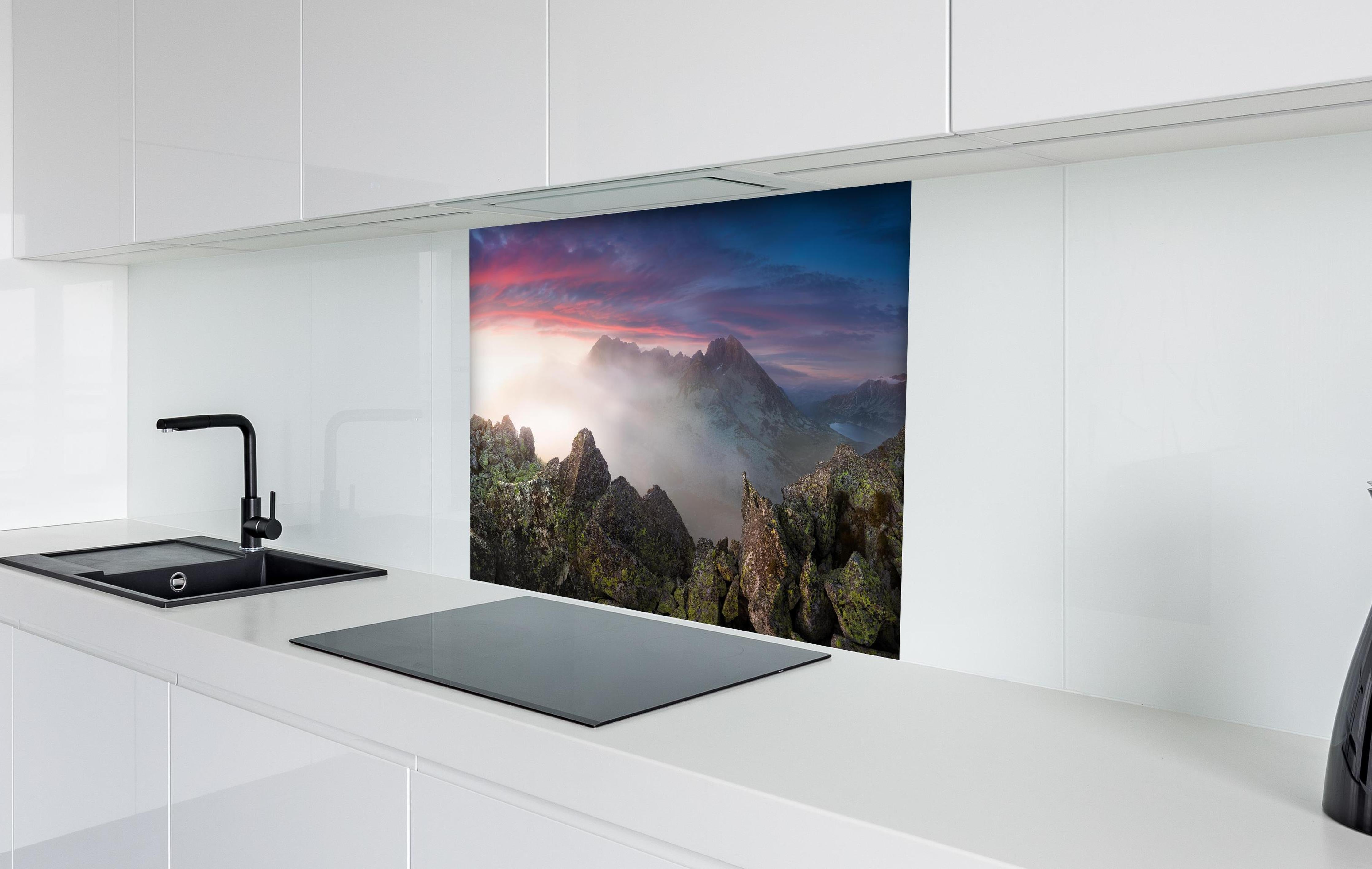 Spritzschutz - Nebeliger Blick auf Fairytale Berge, Slowakei hinter einem Cerankochfeld zwischen Holz-Kochutensilien