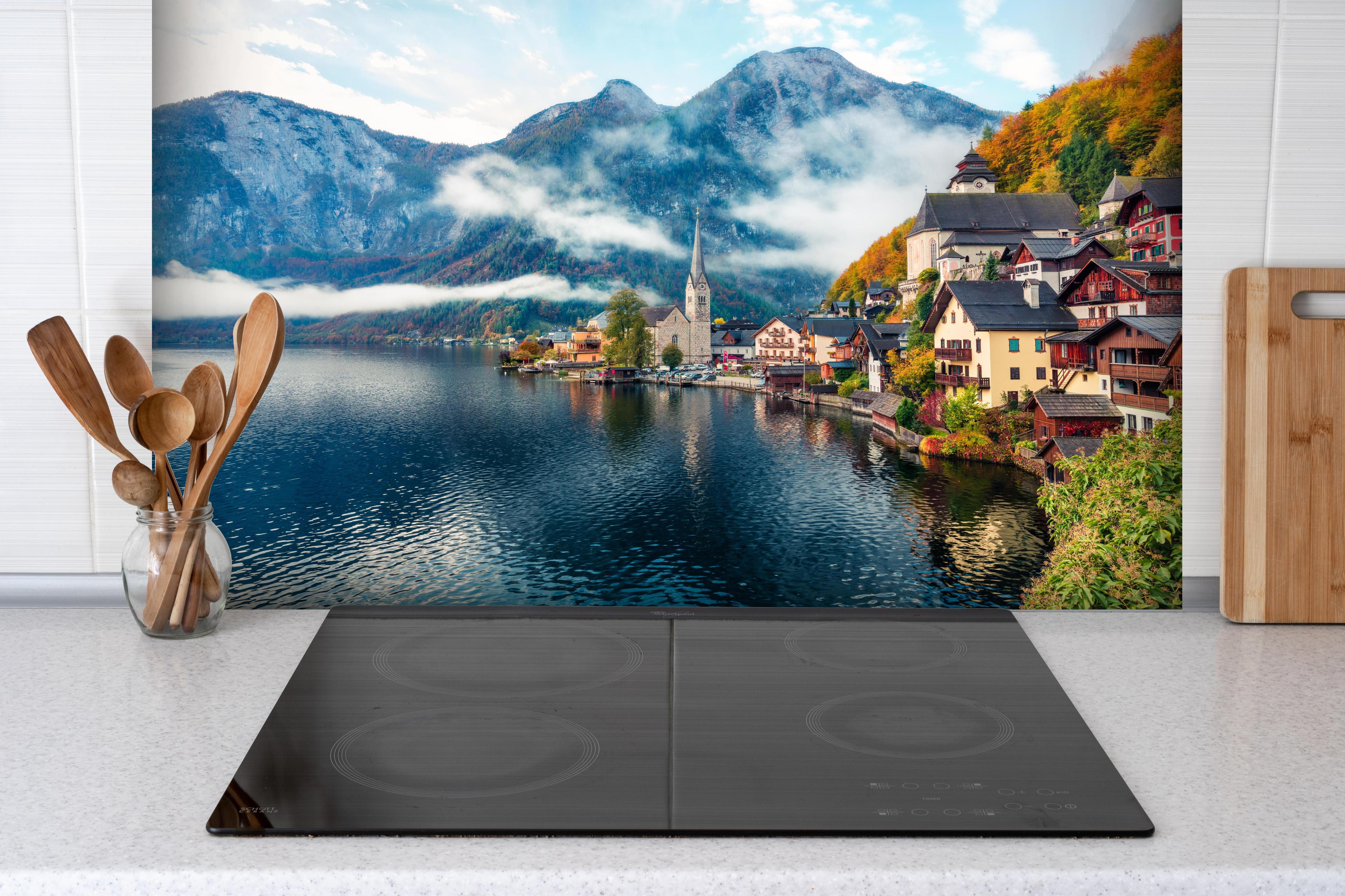 Spritzschutz - Neblige Herbstszene am Hallstätter See hinter einem Cerankochfeld zwischen Holz-Kochutensilien