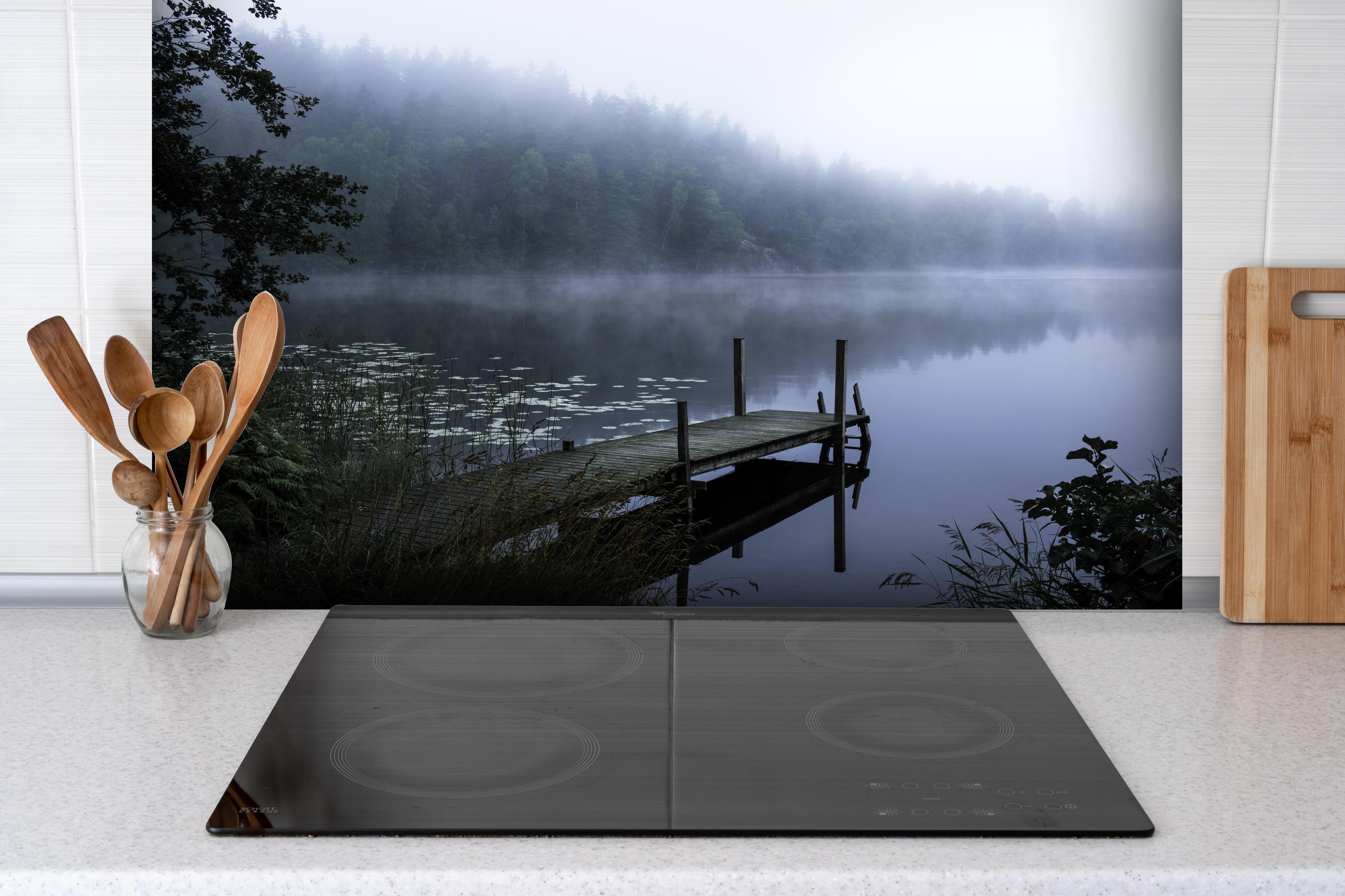 Spritzschutz - Nebliger Morgen hinter einem Cerankochfeld zwischen Holz-Kochutensilien