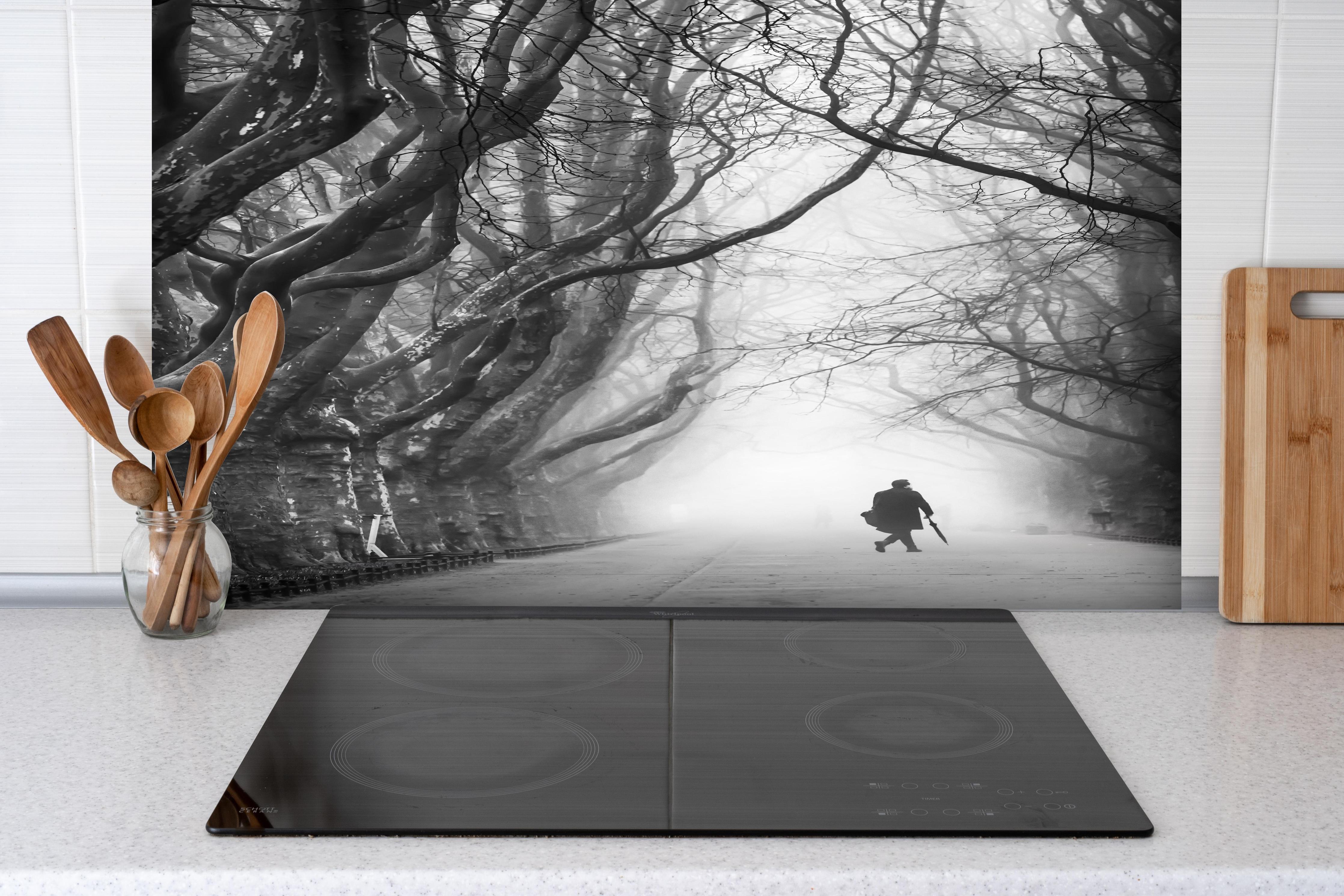 Spritzschutz - Nebliger Spaziergang hinter einem Cerankochfeld zwischen Holz-Kochutensilien