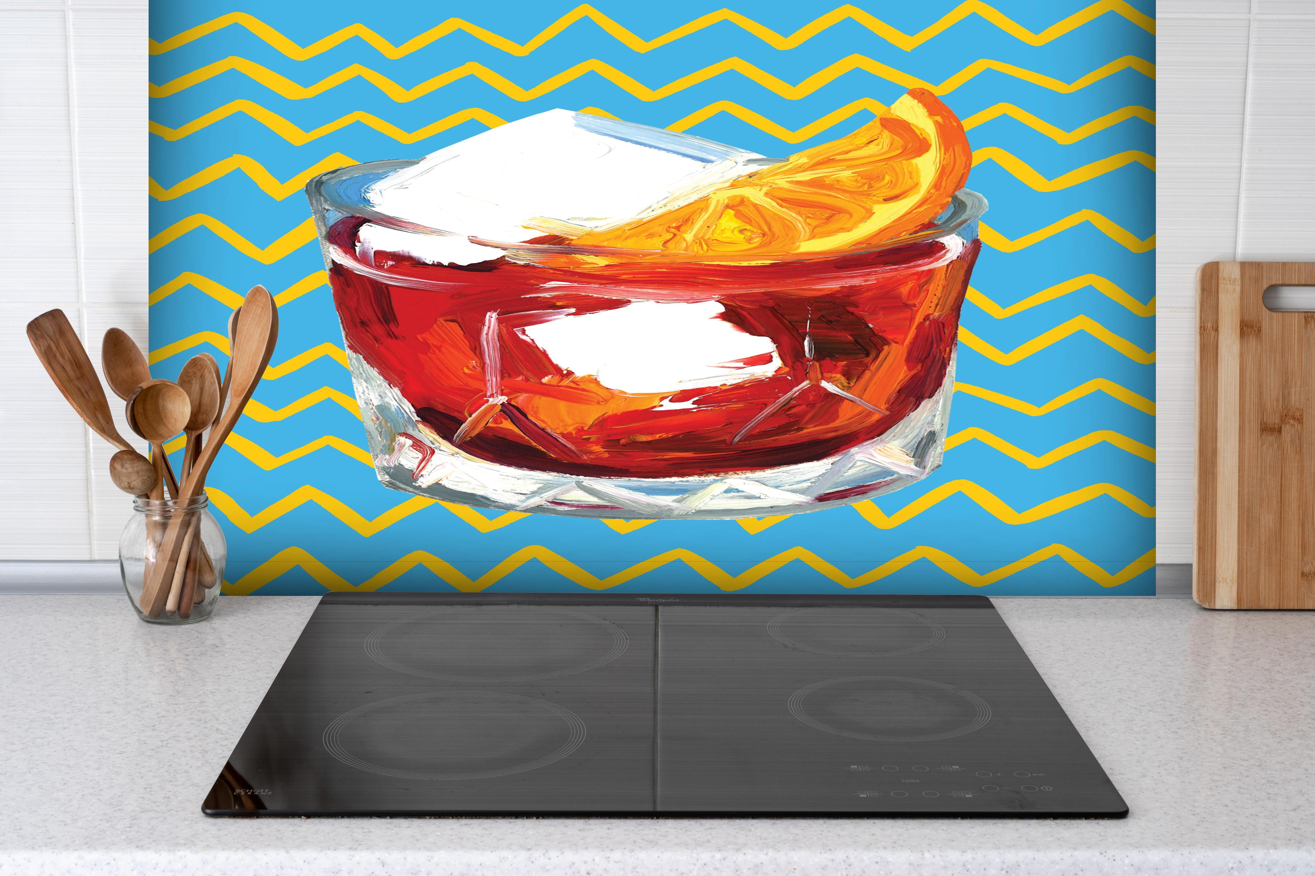 Spritzschutz - Negroni Cocktail - Acryl Gemälde hinter einem Cerankochfeld zwischen Holz-Kochutensilien