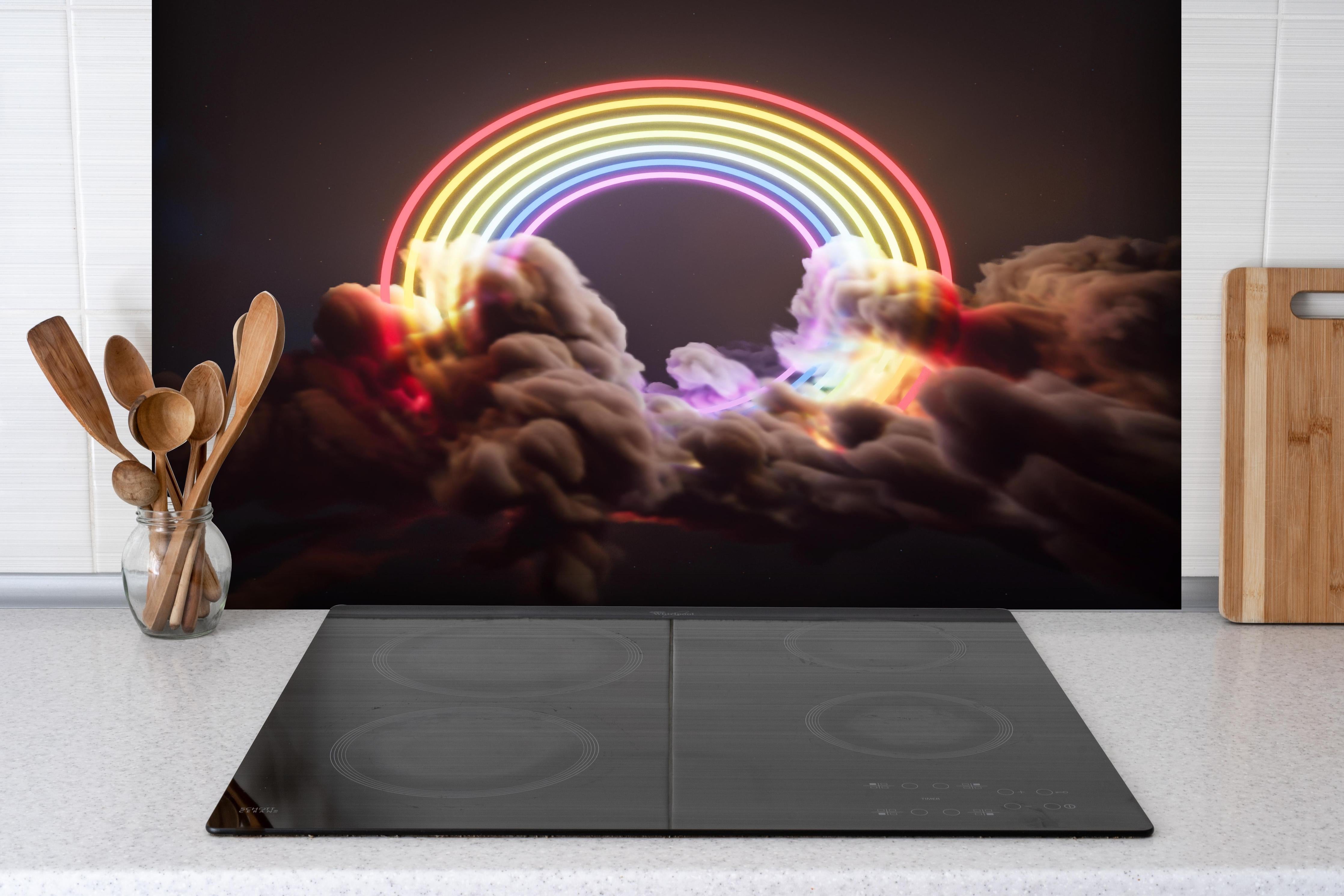 Spritzschutz - Neon-Leuchtender Regenbogen zwischen Wolken hinter einem Cerankochfeld zwischen Holz-Kochutensilien