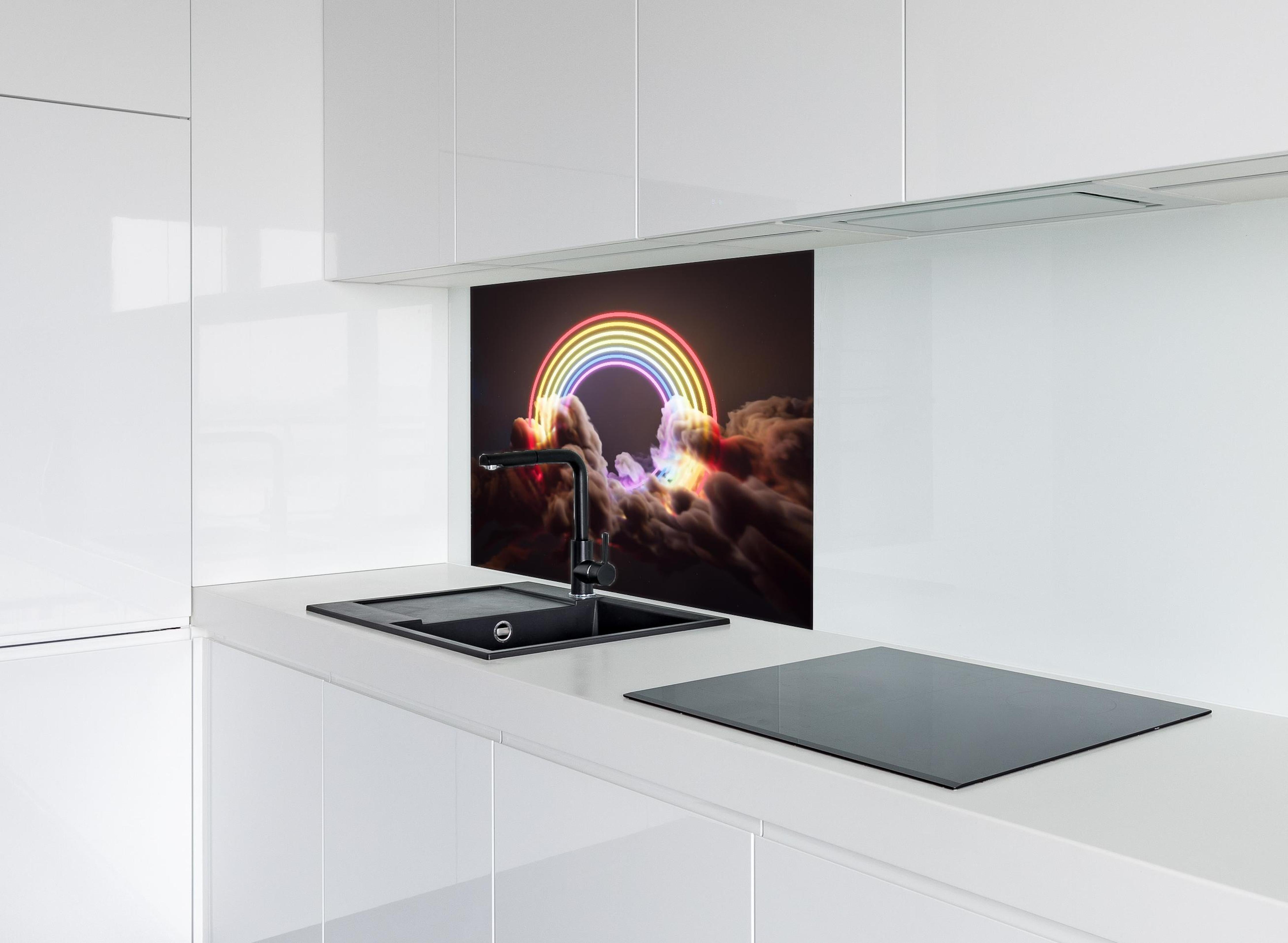 Spritzschutz - Neon-Leuchtender Regenbogen zwischen Wolken hinter einem Cerankochfeld zwischen Holz-Kochutensilien