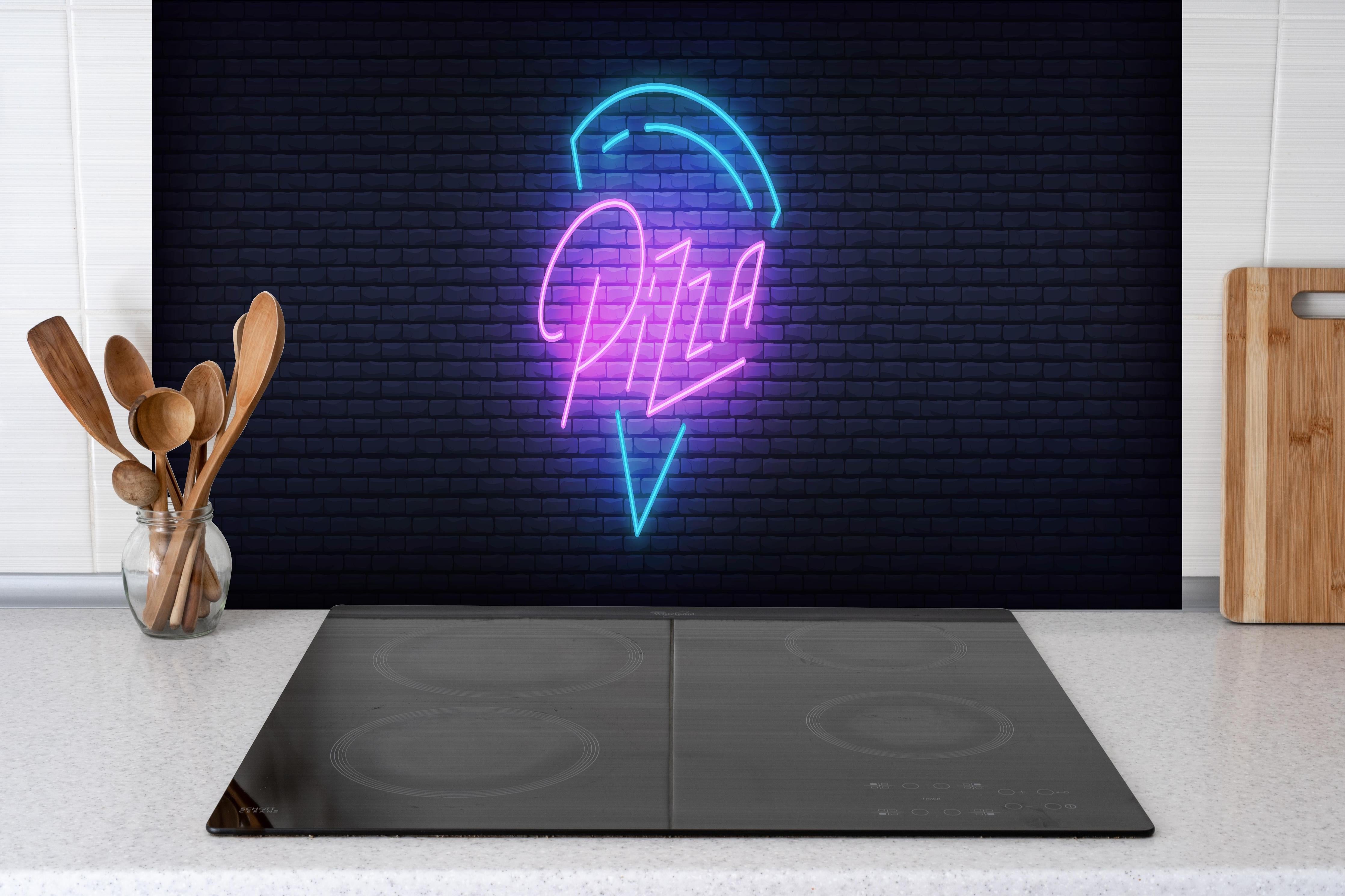 Spritzschutz - Neon Leuchtreklame Pizza Wandbild hinter einem Cerankochfeld zwischen Holz-Kochutensilien