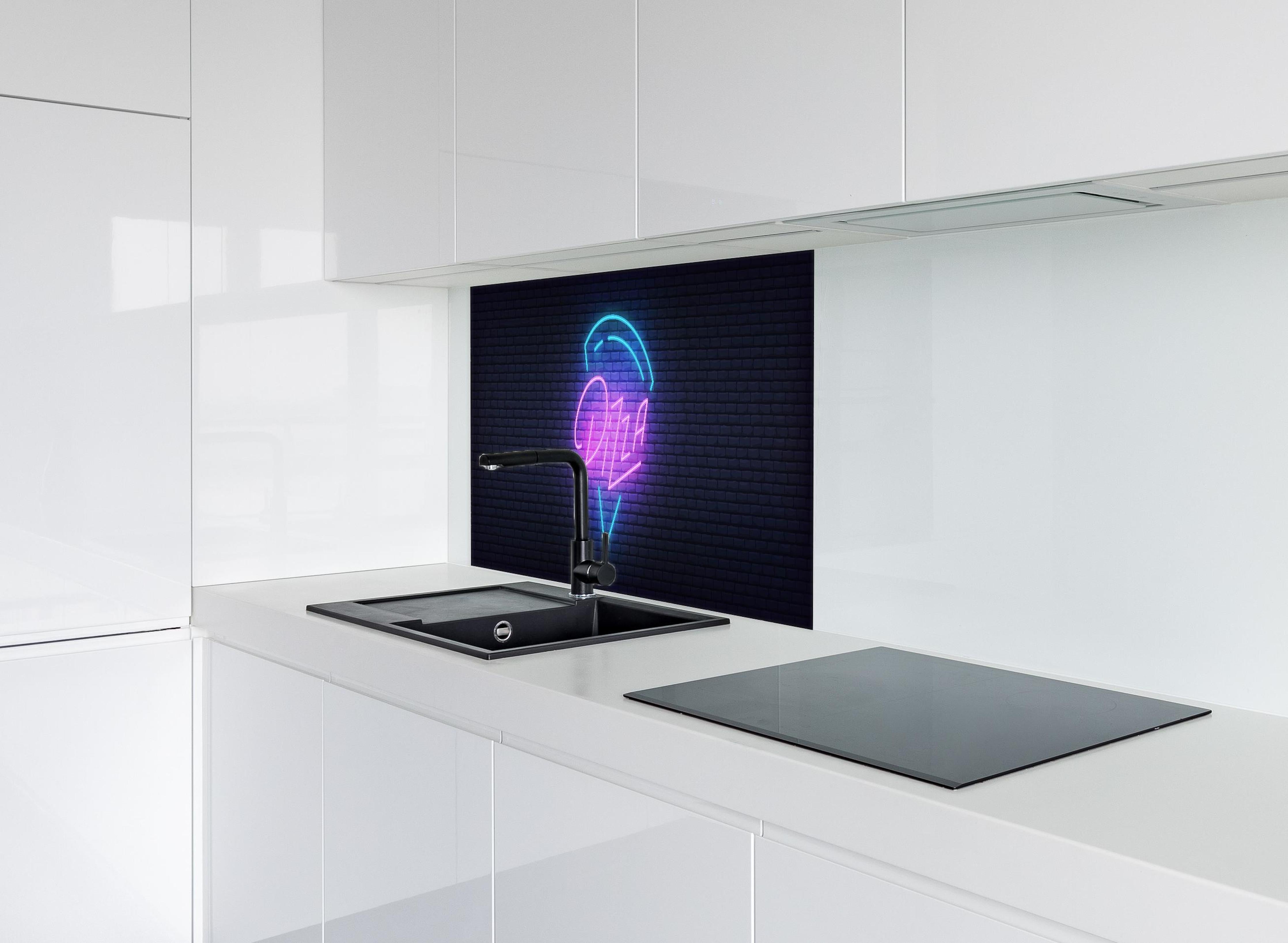 Spritzschutz - Neon Leuchtreklame Pizza Wandbild hinter einem Cerankochfeld zwischen Holz-Kochutensilien