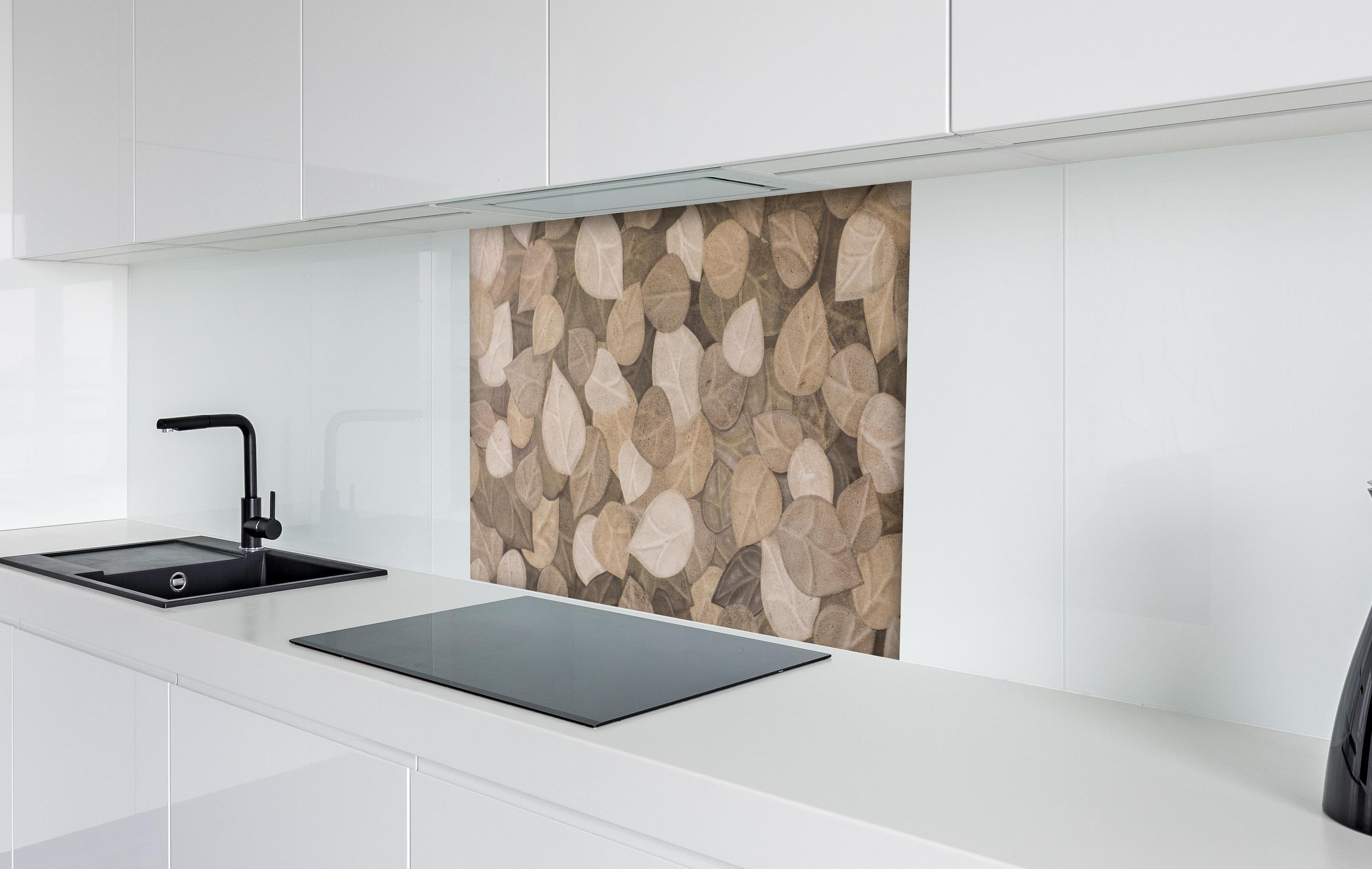 Spritzschutz - Neutrale Blattmuster Wand Tapete in Grau-Braun hinter einem Cerankochfeld zwischen Holz-Kochutensilien