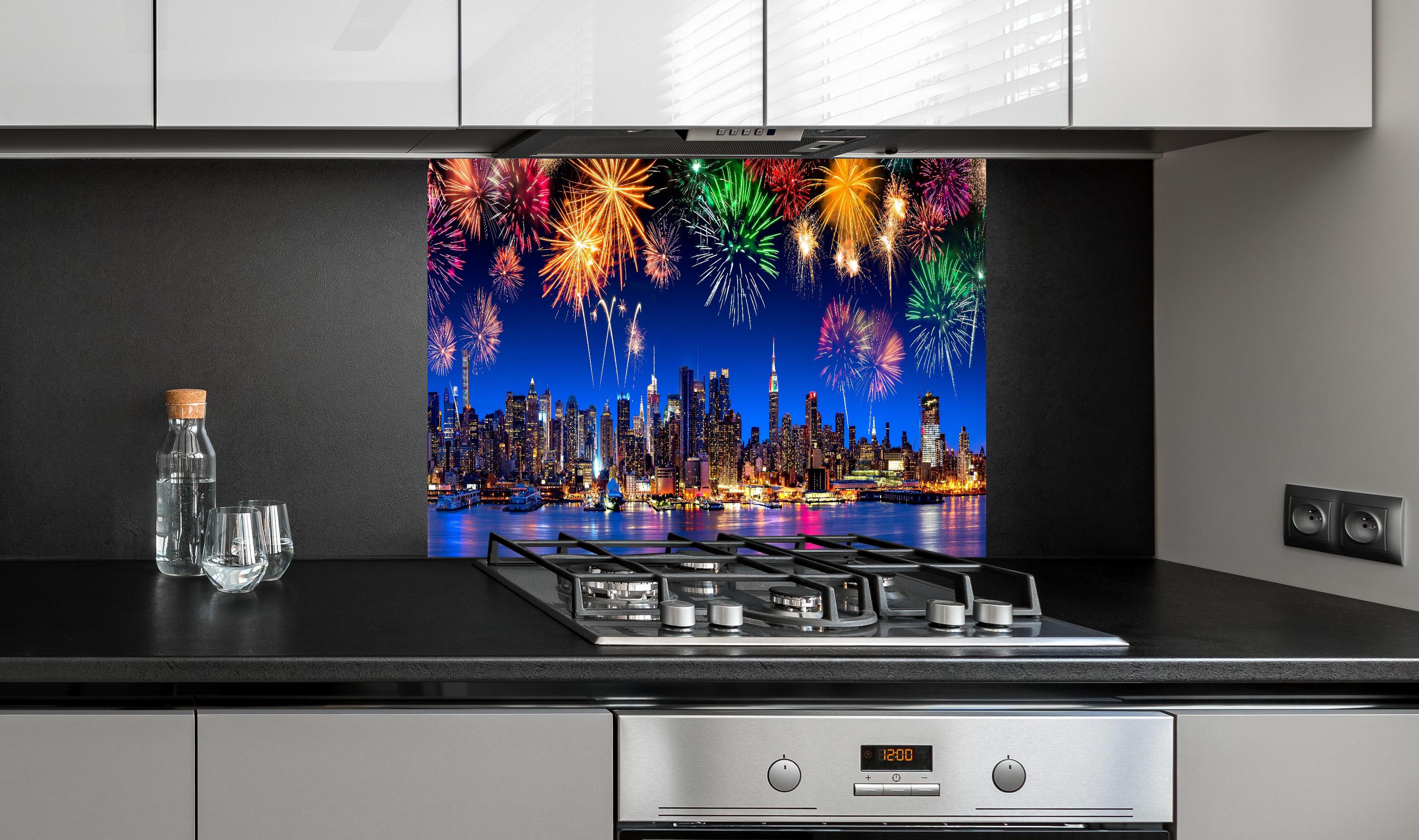 Spritzschutz - New York City Panorama mit Feuerwerk hinter einem Cerankochfeld zwischen Holz-Kochutensilien