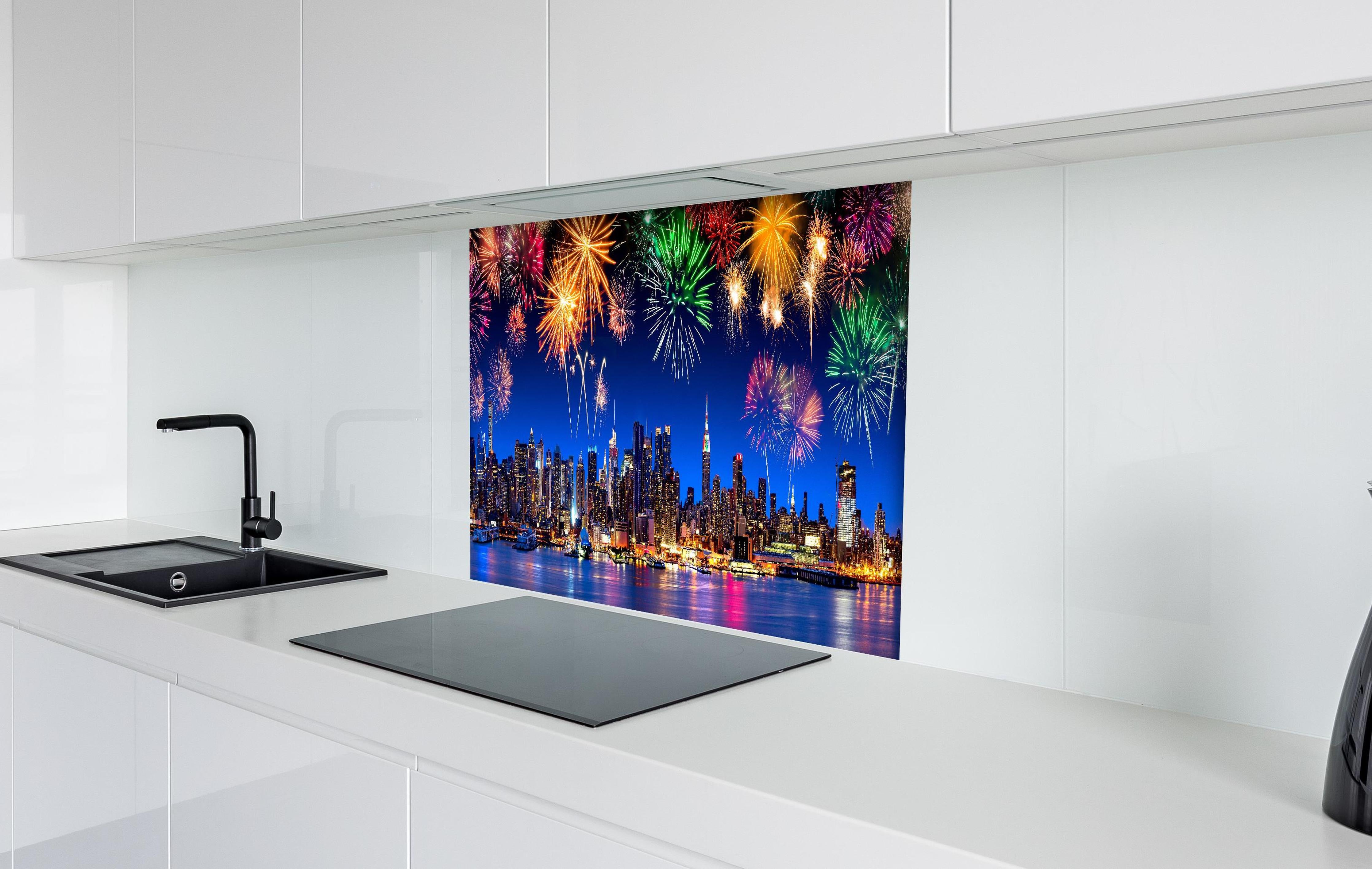 Spritzschutz - New York City Panorama mit Feuerwerk hinter einem Cerankochfeld zwischen Holz-Kochutensilien