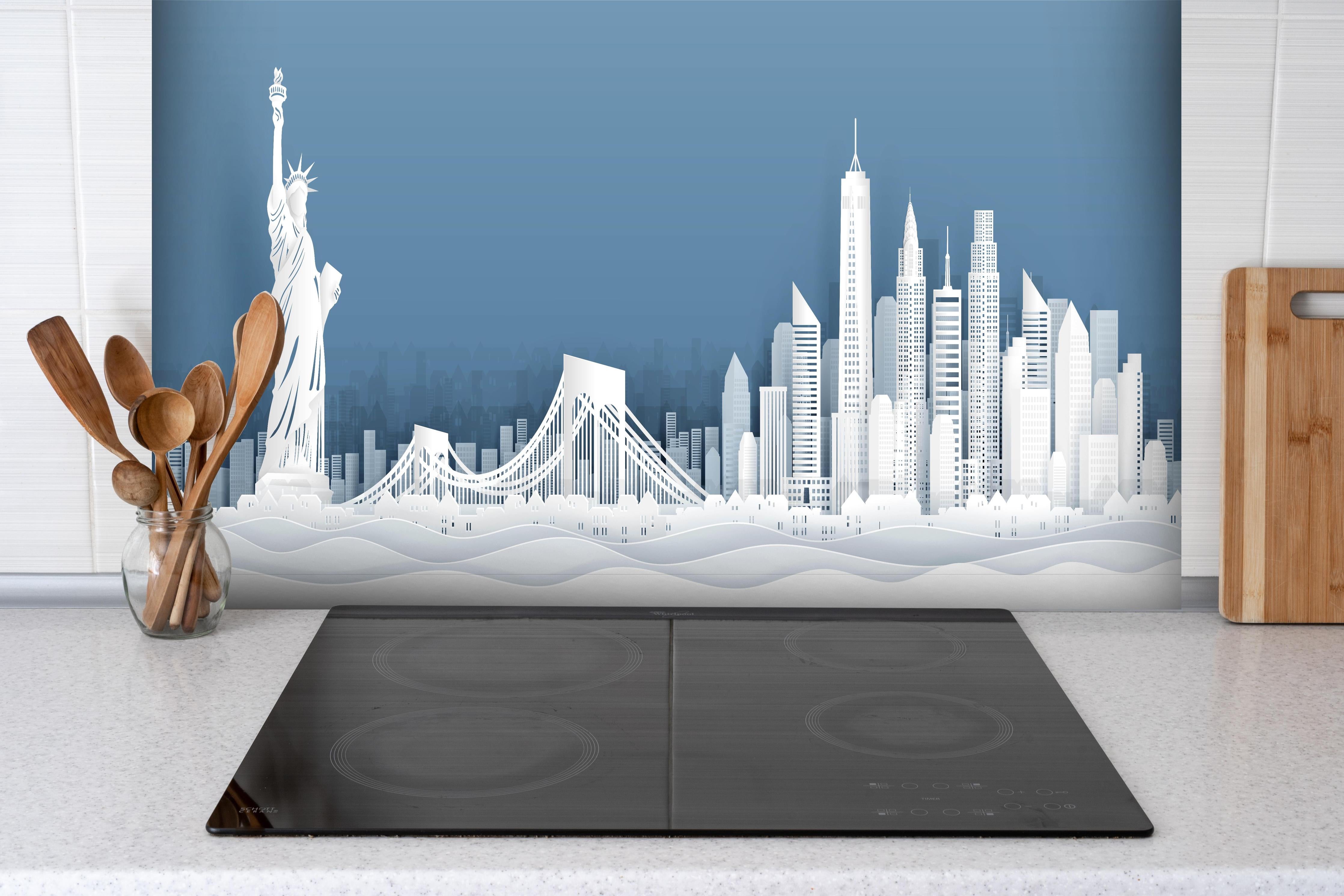 Spritzschutz - New York Skyline Papercut Stil Weiß-Grau hinter einem Cerankochfeld zwischen Holz-Kochutensilien