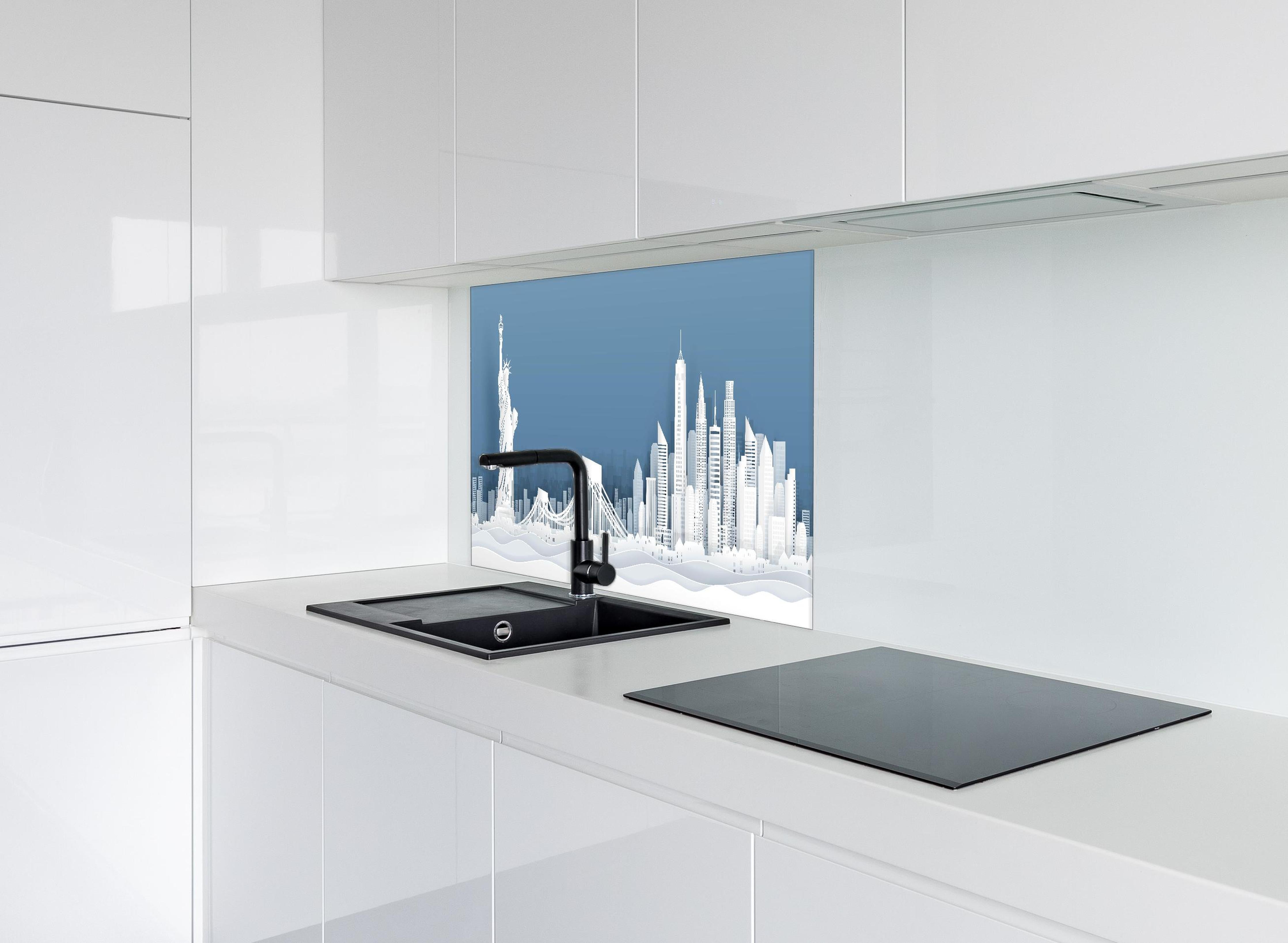 Spritzschutz - New York Skyline Papercut Stil Weiß-Grau hinter einem Cerankochfeld zwischen Holz-Kochutensilien
