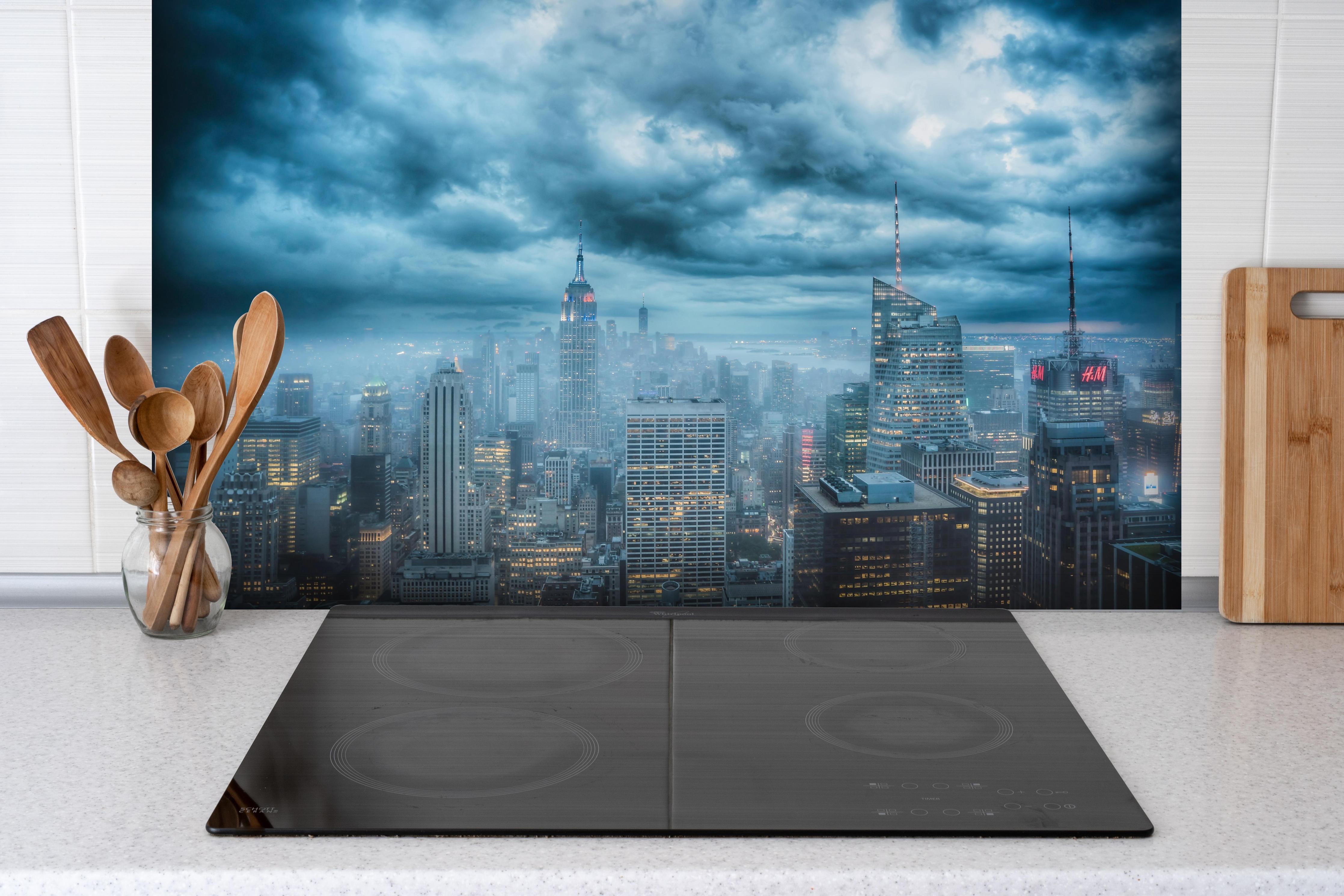 Spritzschutz - New York Skyline hinter einem Cerankochfeld zwischen Holz-Kochutensilien