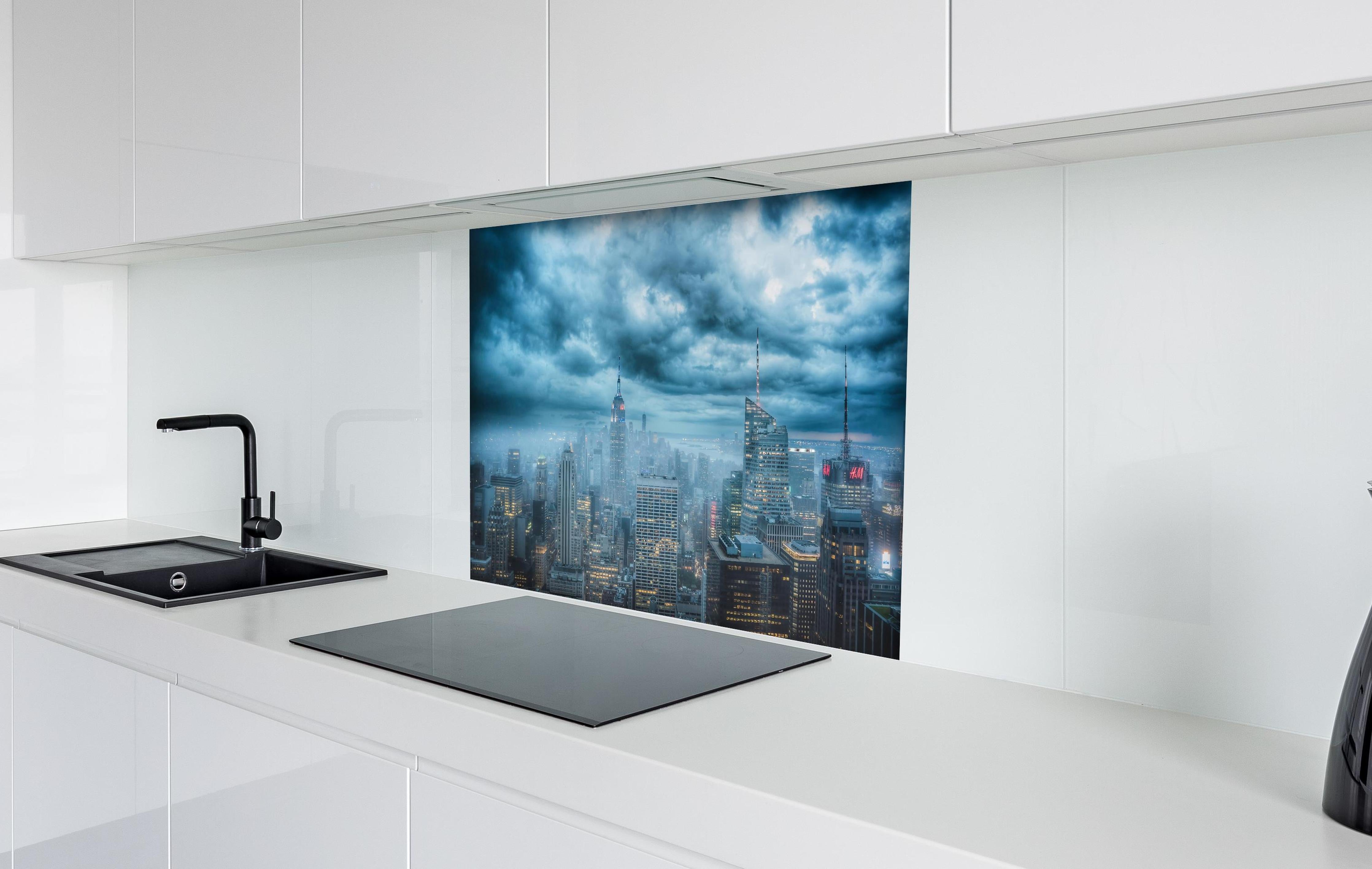 Spritzschutz - New York Skyline hinter einem Cerankochfeld zwischen Holz-Kochutensilien