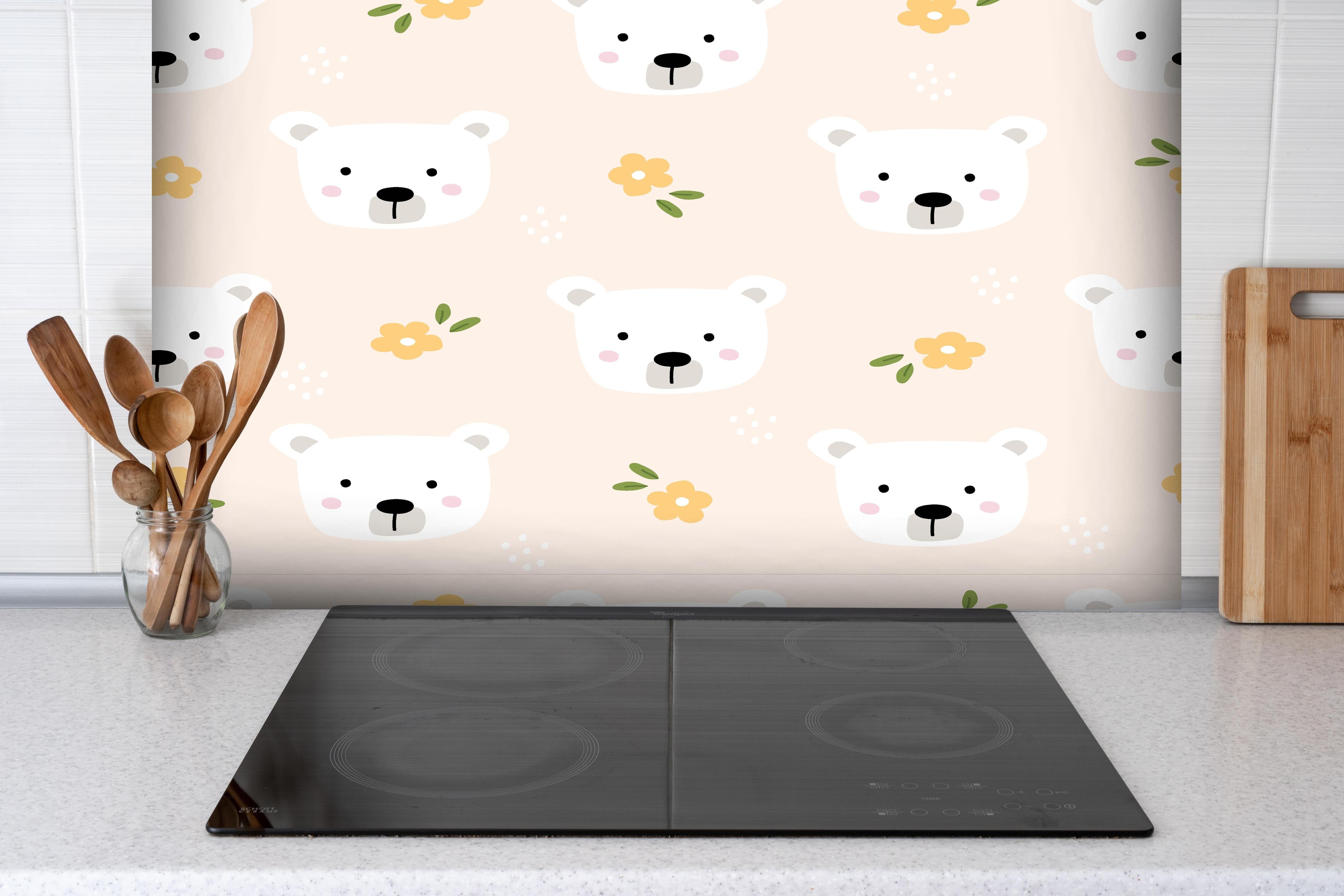 Spritzschutz - Niedliche Bärenköpfe und Blumen Muster Rosa hinter einem Cerankochfeld zwischen Holz-Kochutensilien