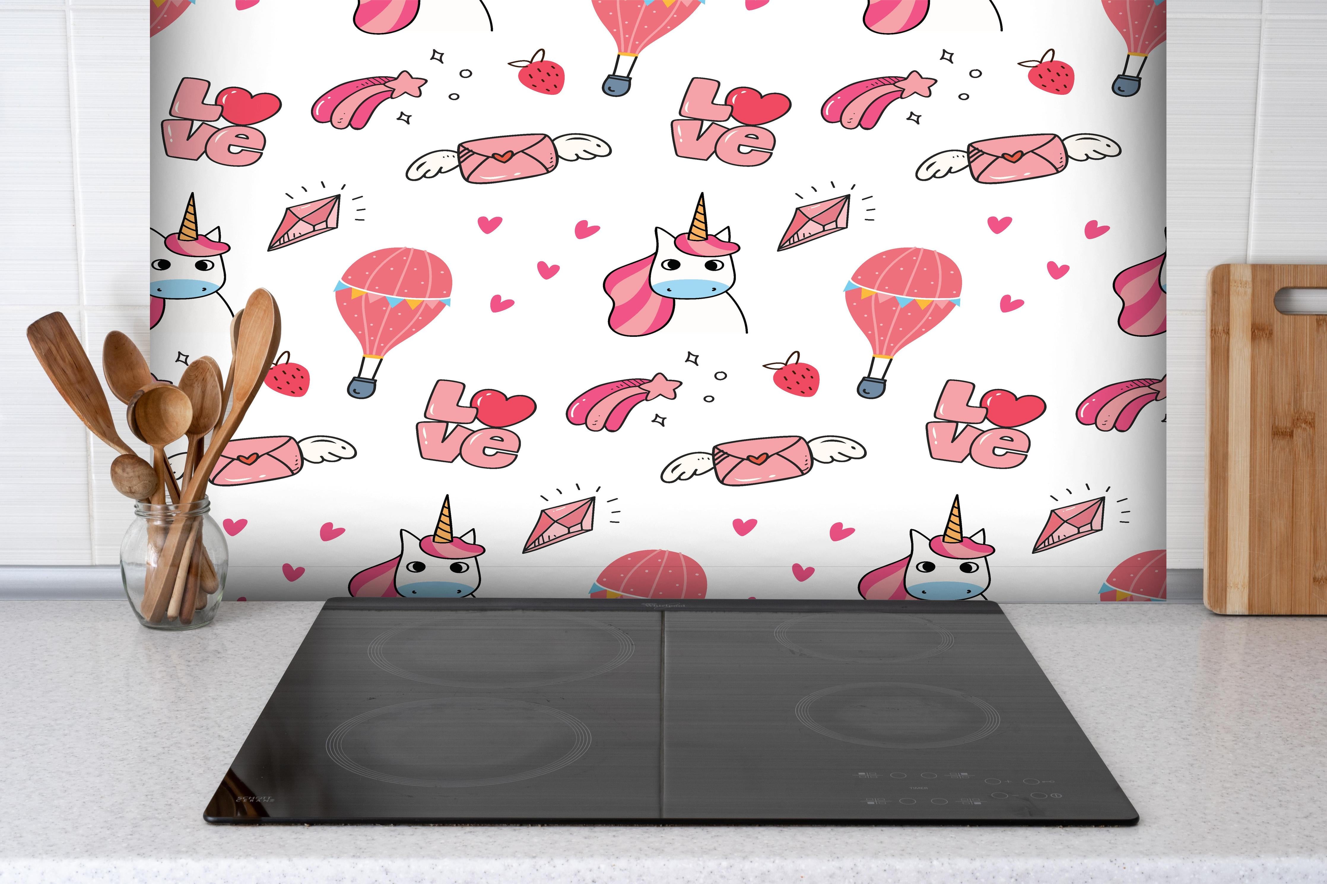 Spritzschutz - Niedliches Einhorn Love Balloon Musterdesign hinter einem Cerankochfeld zwischen Holz-Kochutensilien