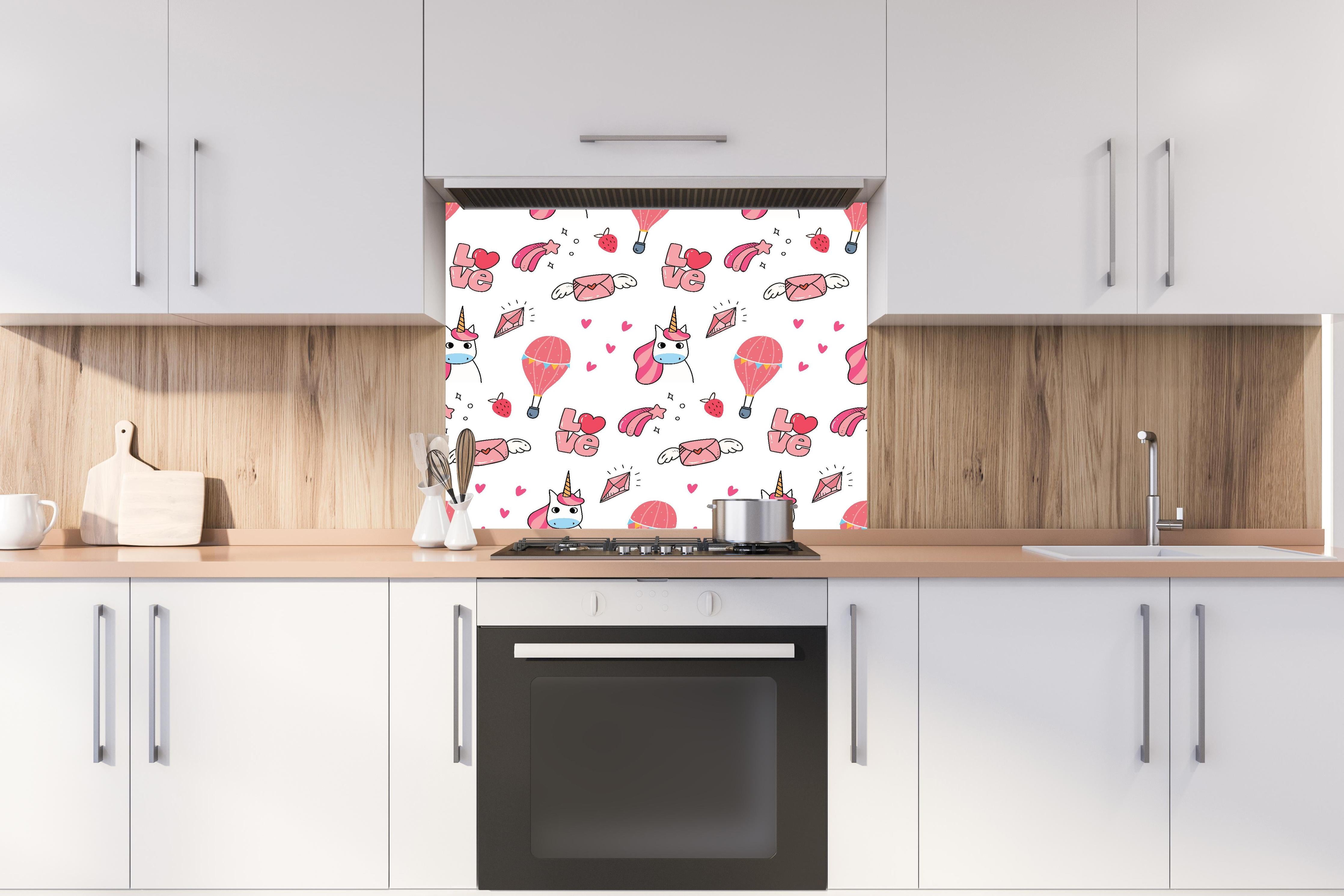 Spritzschutz - Niedliches Einhorn Love Balloon Musterdesign hinter einem Cerankochfeld zwischen Holz-Kochutensilien