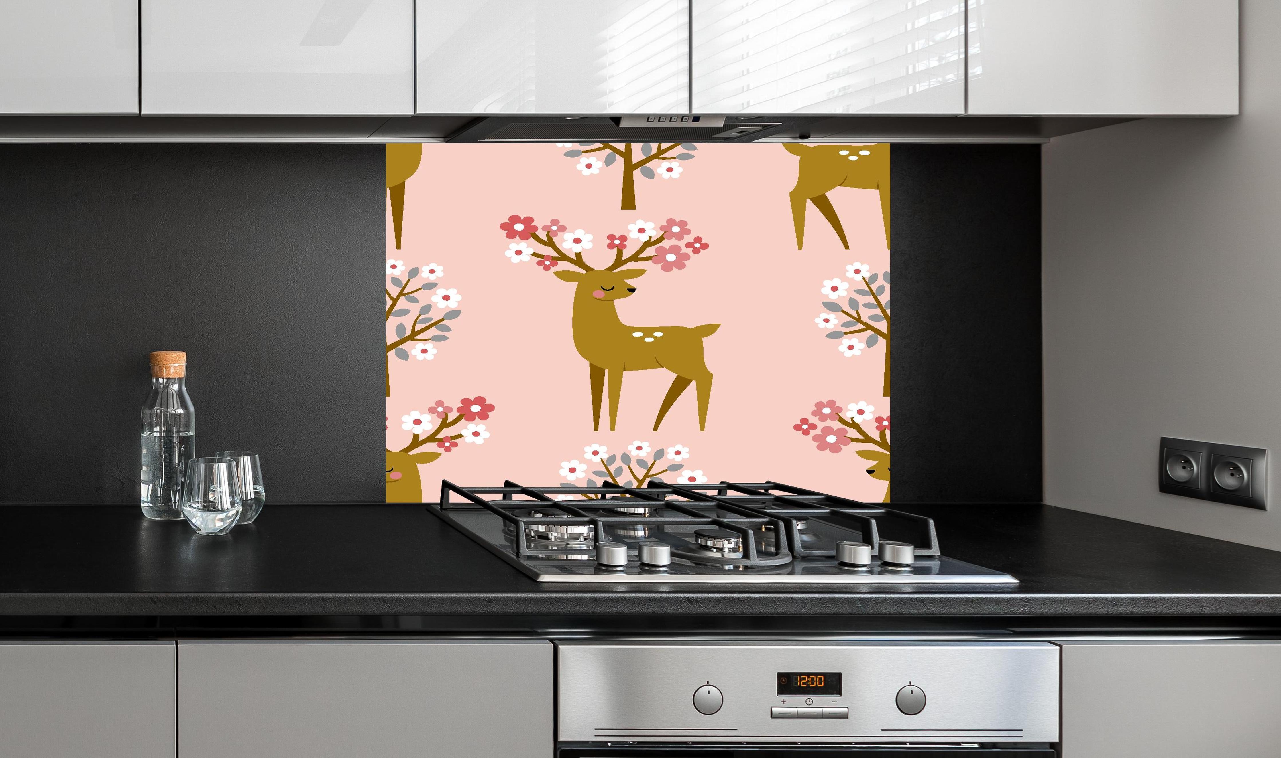 Spritzschutz - Niedliches Rehkitz Blumenmuster Rosa Hintergrund hinter einem Cerankochfeld zwischen Holz-Kochutensilien