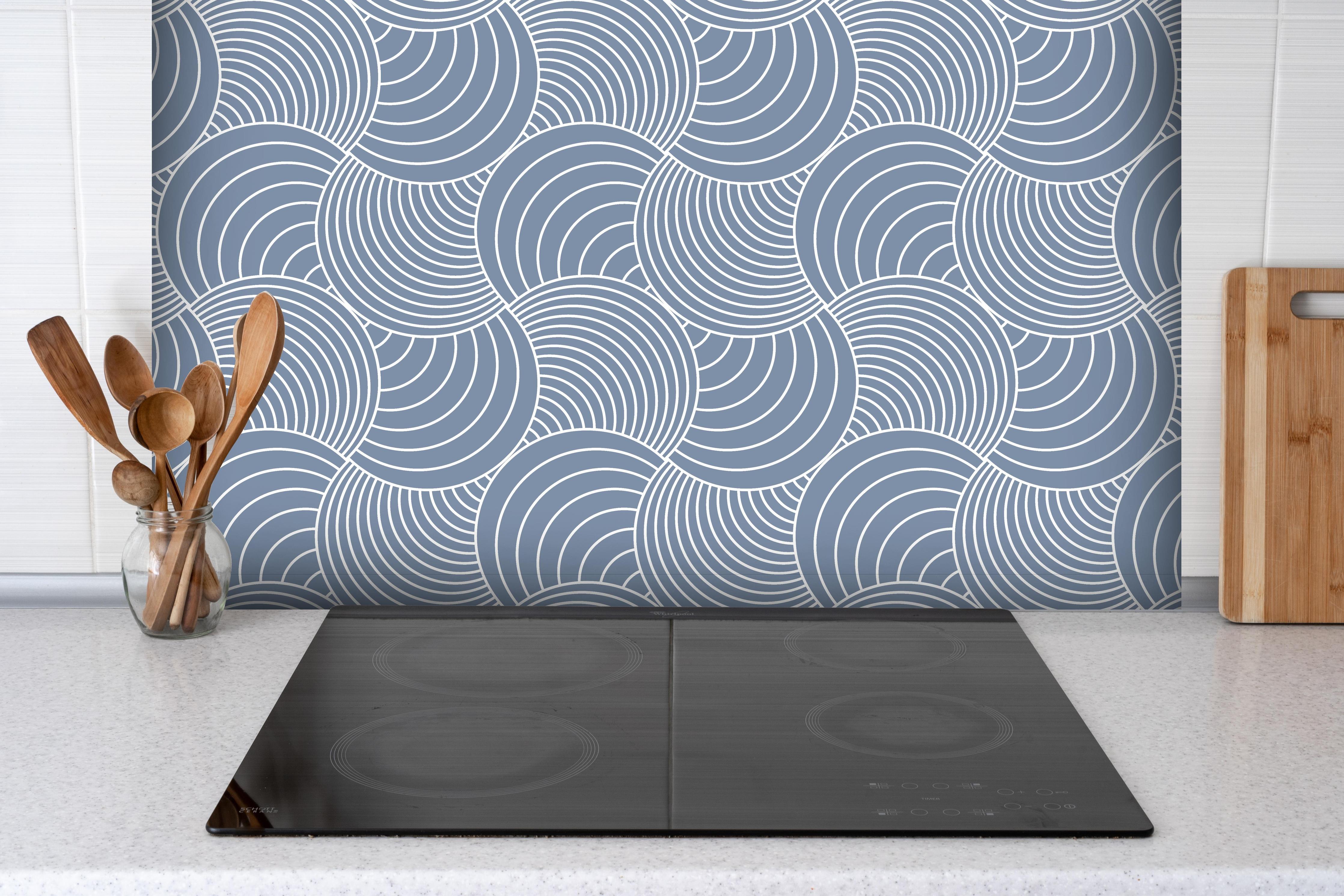 Spritzschutz - Onde Imaginario Azzurro polvere hinter einem Cerankochfeld zwischen Holz-Kochutensilien