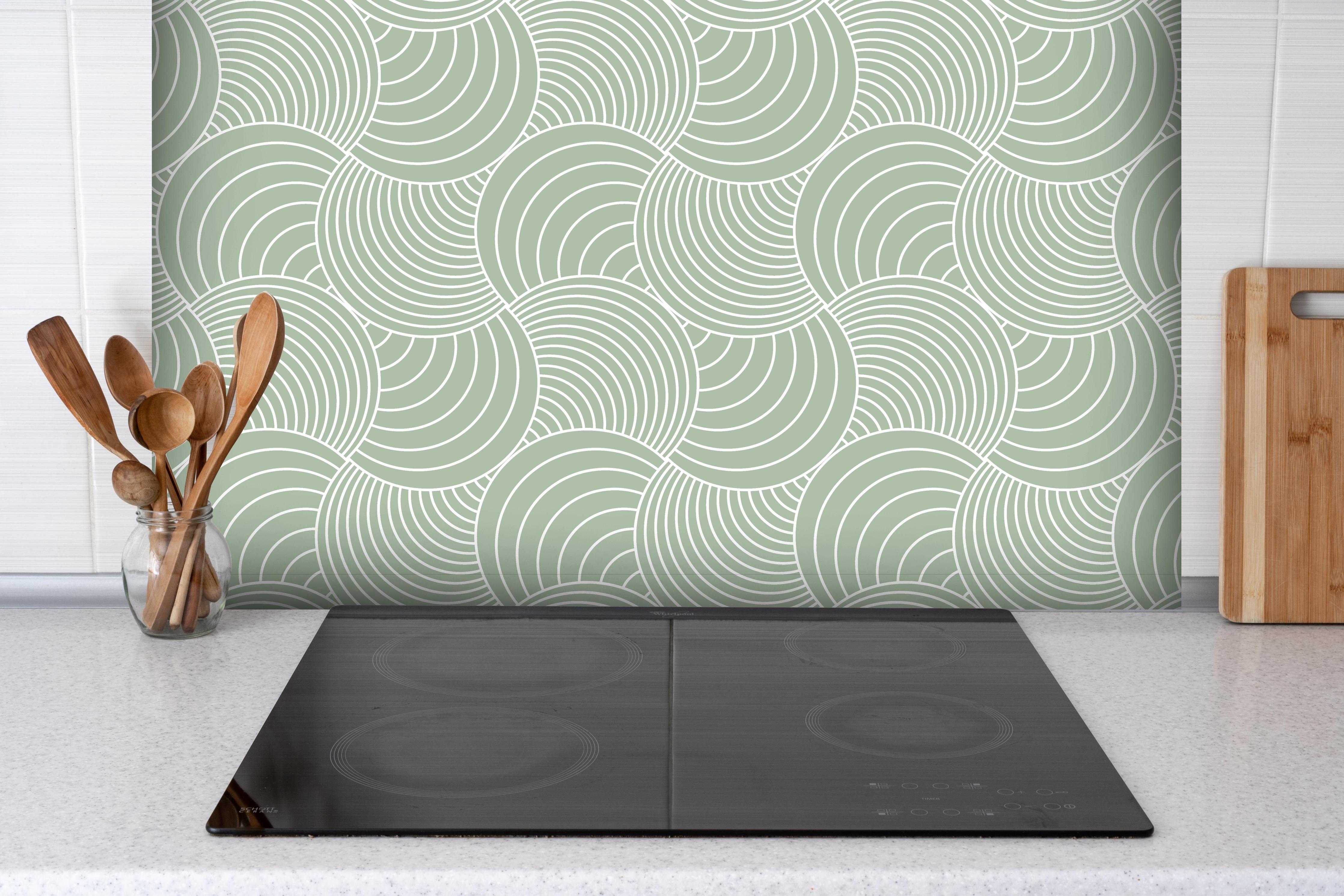 Spritzschutz - Onde Imaginario Salvia hinter einem Cerankochfeld zwischen Holz-Kochutensilien