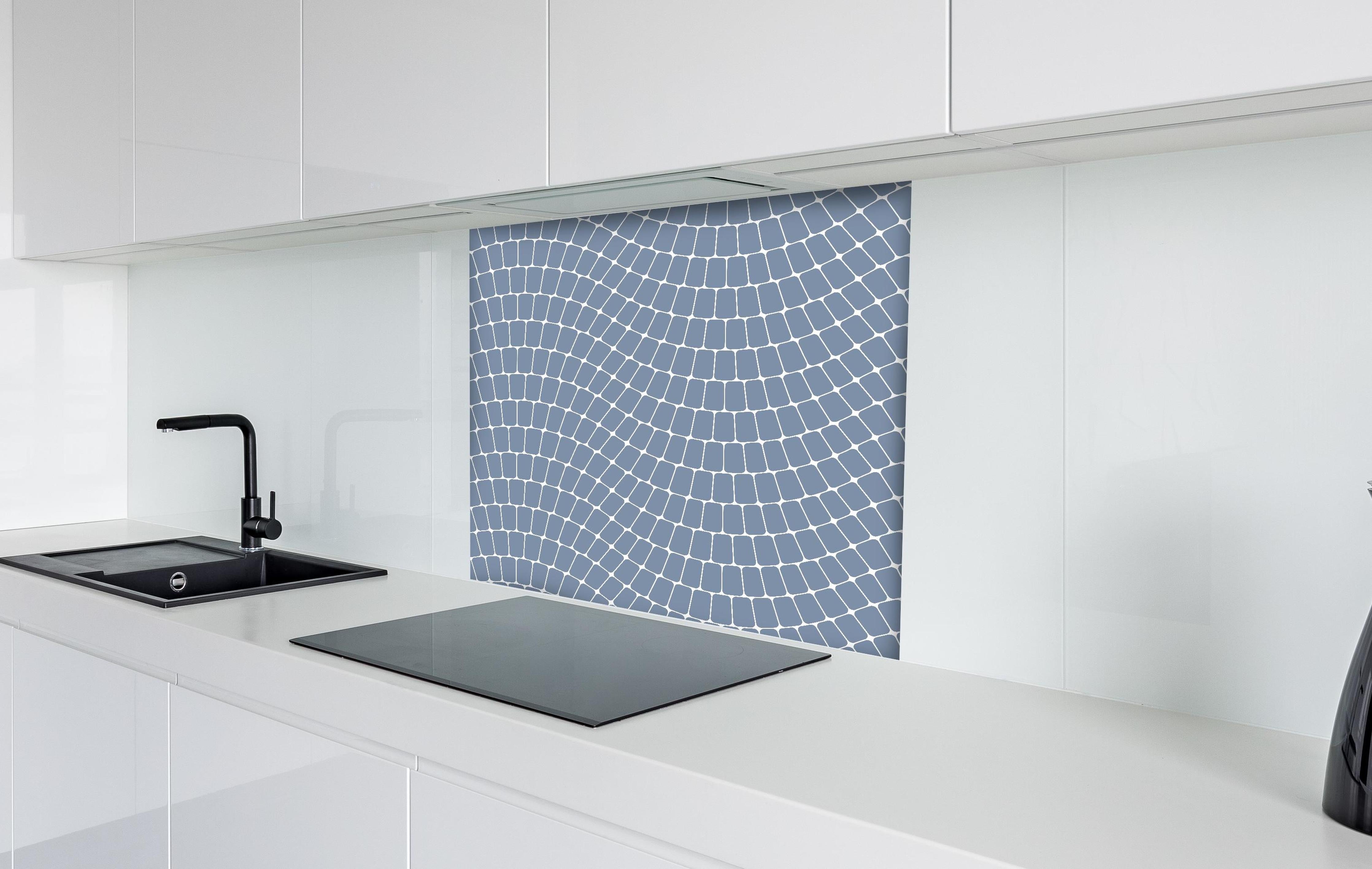 Spritzschutz - Onde Sinuoso Azzurro polvere hinter einem Cerankochfeld zwischen Holz-Kochutensilien