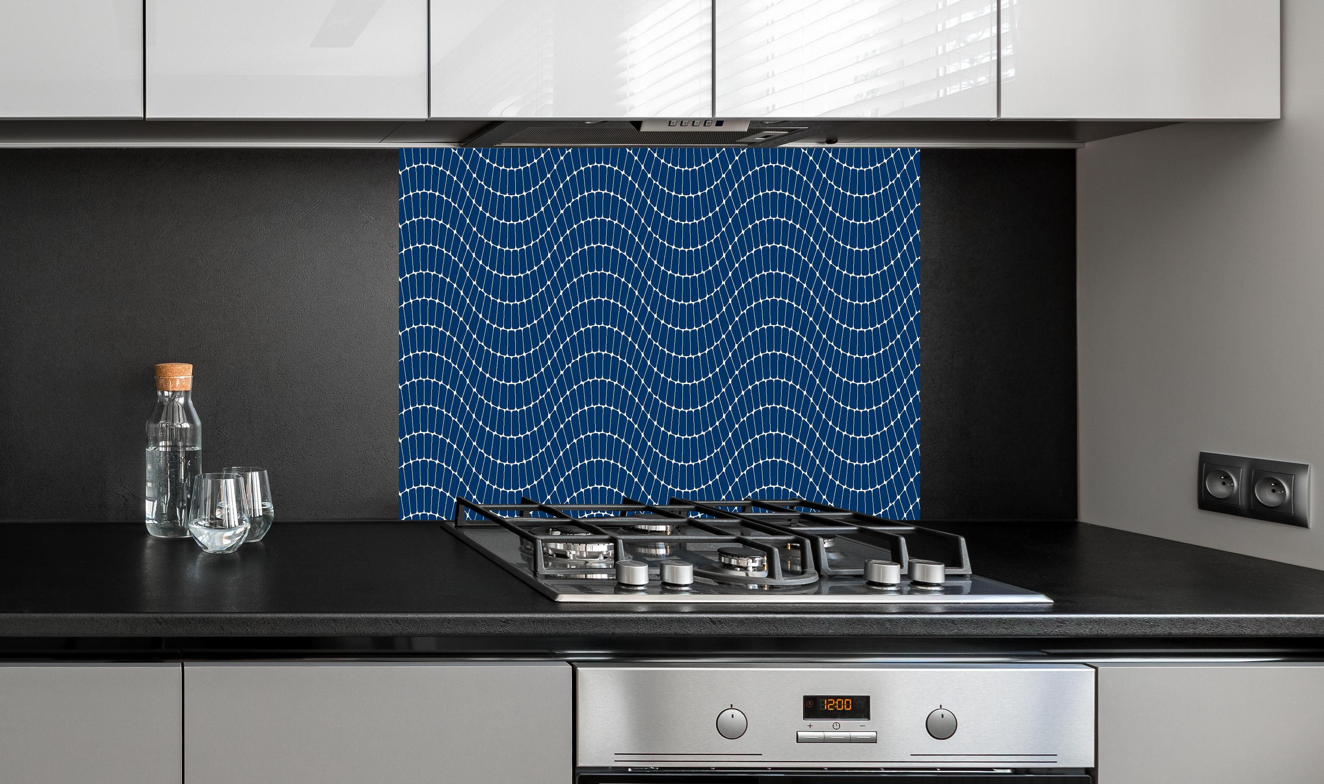 Spritzschutz - Onde Sinuoso Blu notte hinter einem Cerankochfeld zwischen Holz-Kochutensilien