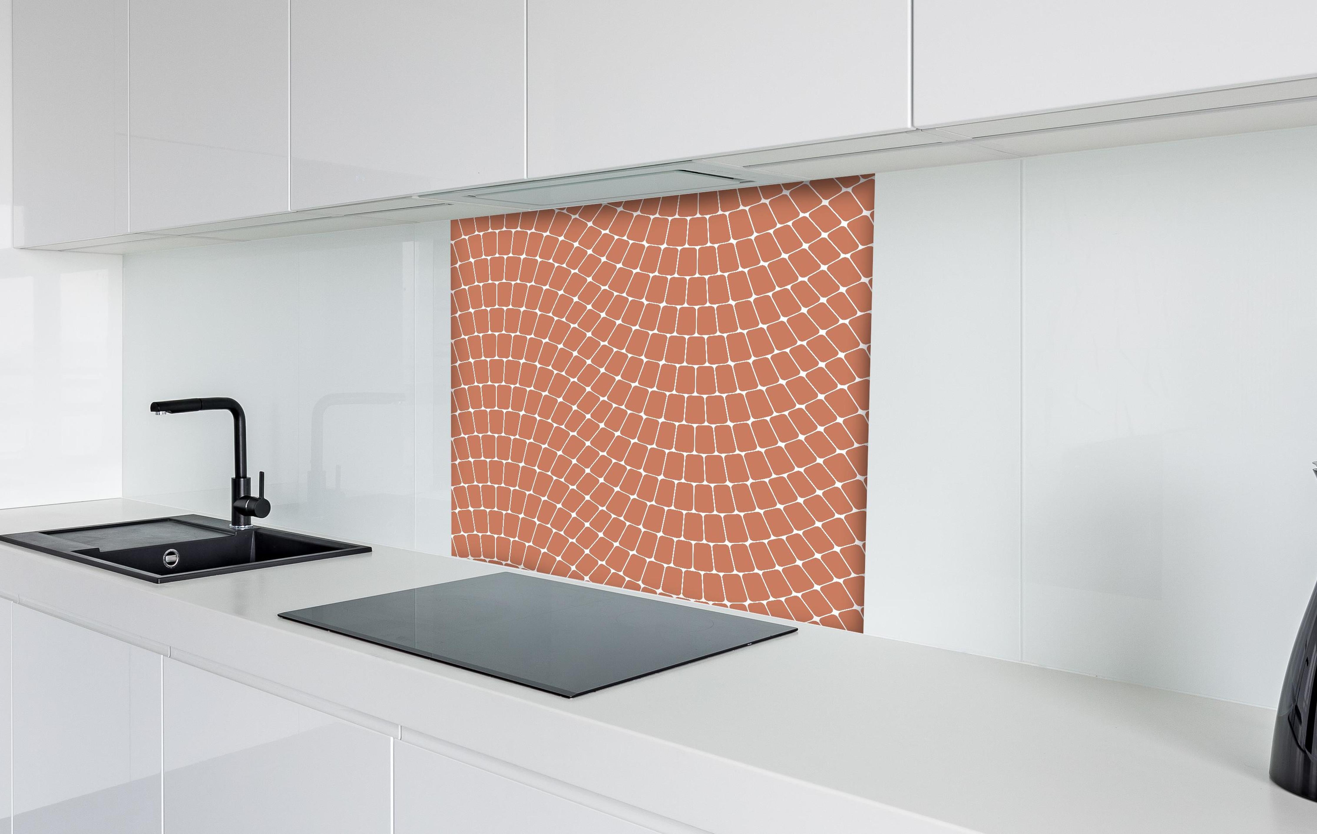 Spritzschutz - Onde Sinuoso Terracotta hinter einem Cerankochfeld zwischen Holz-Kochutensilien
