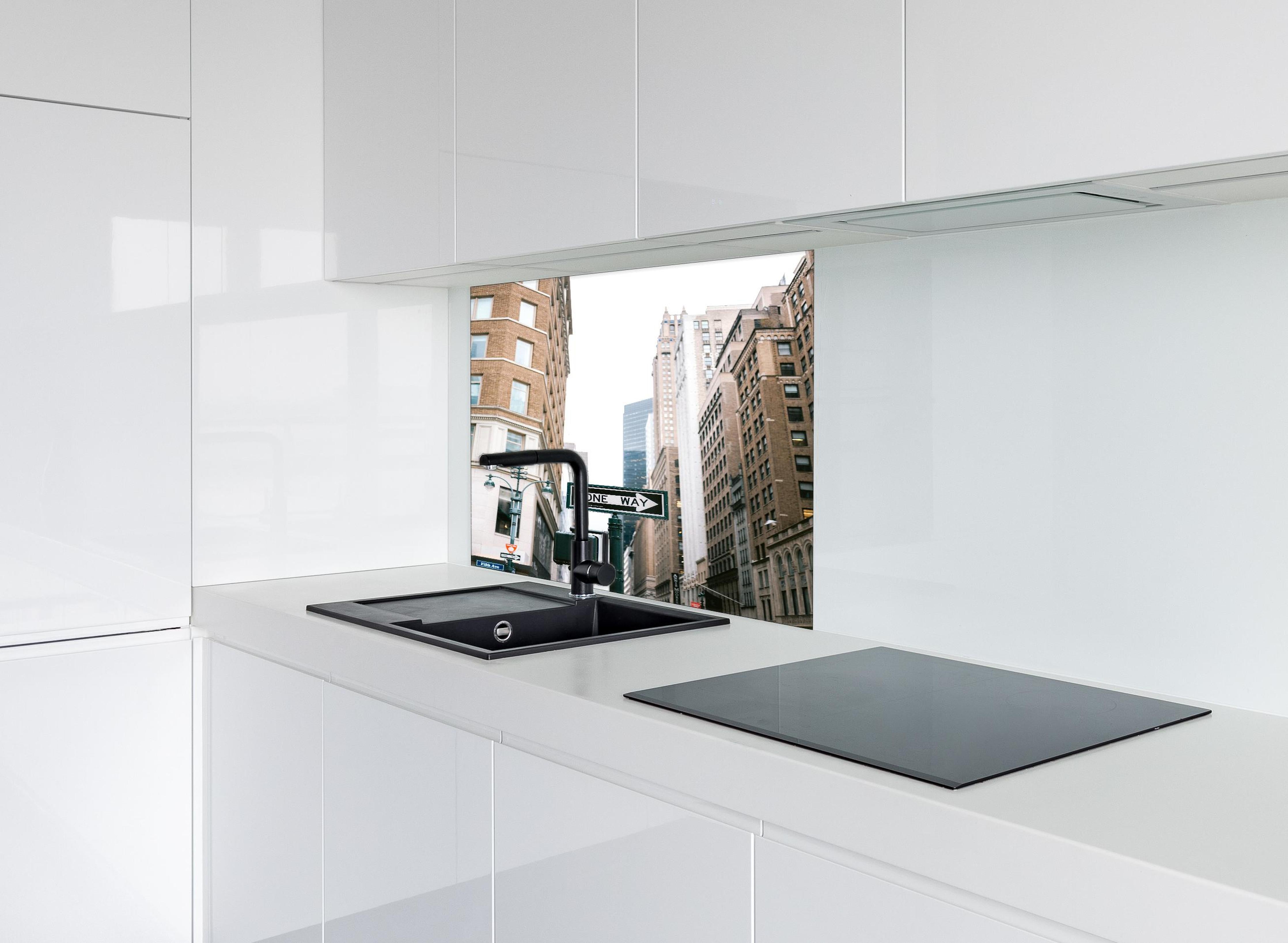 Spritzschutz - One Way Schild Fifth Avenue NYC hinter einem Cerankochfeld zwischen Holz-Kochutensilien