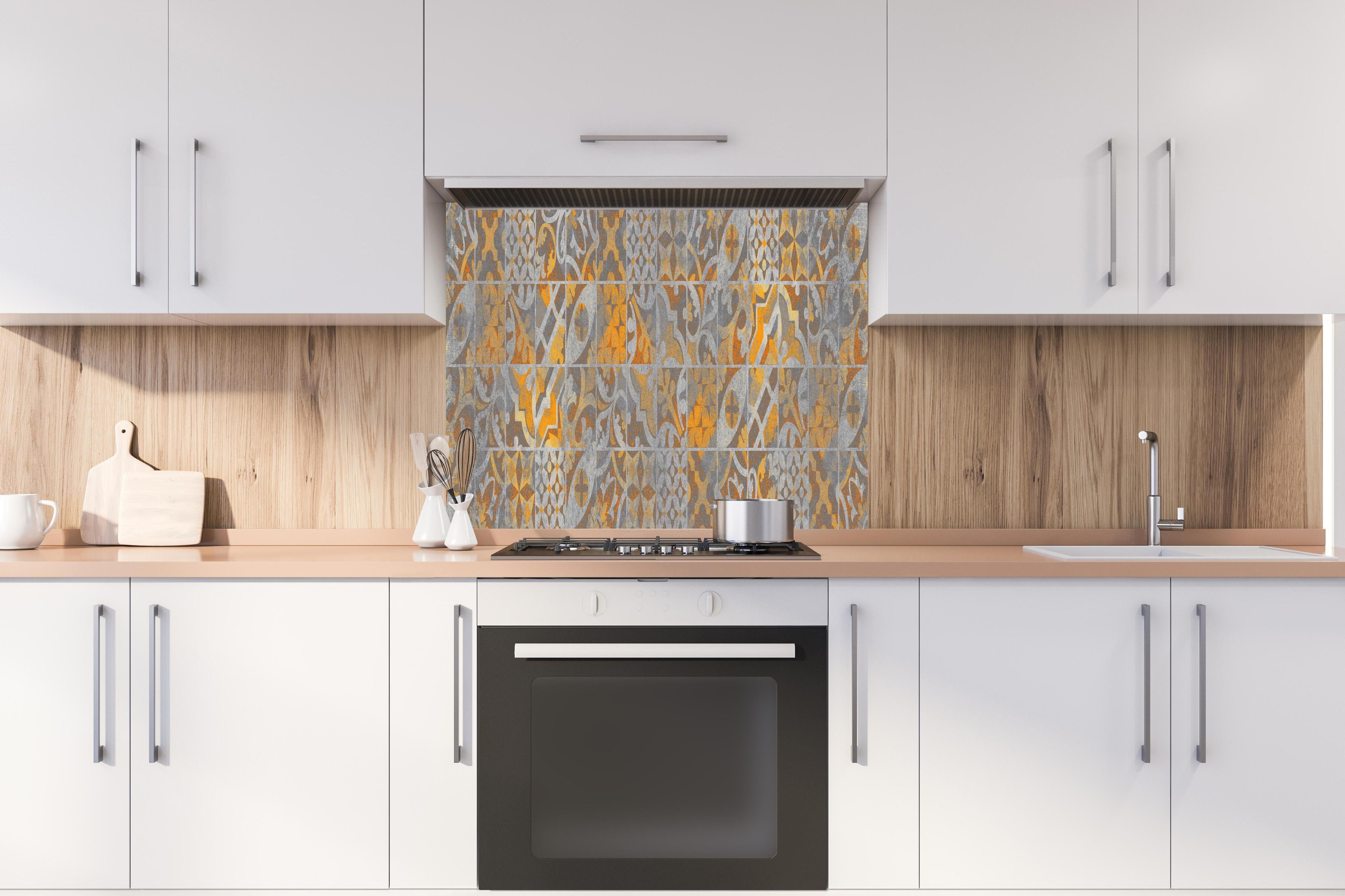 Spritzschutz - Orange Helles Licht Stein Beton hinter einem Cerankochfeld zwischen Holz-Kochutensilien