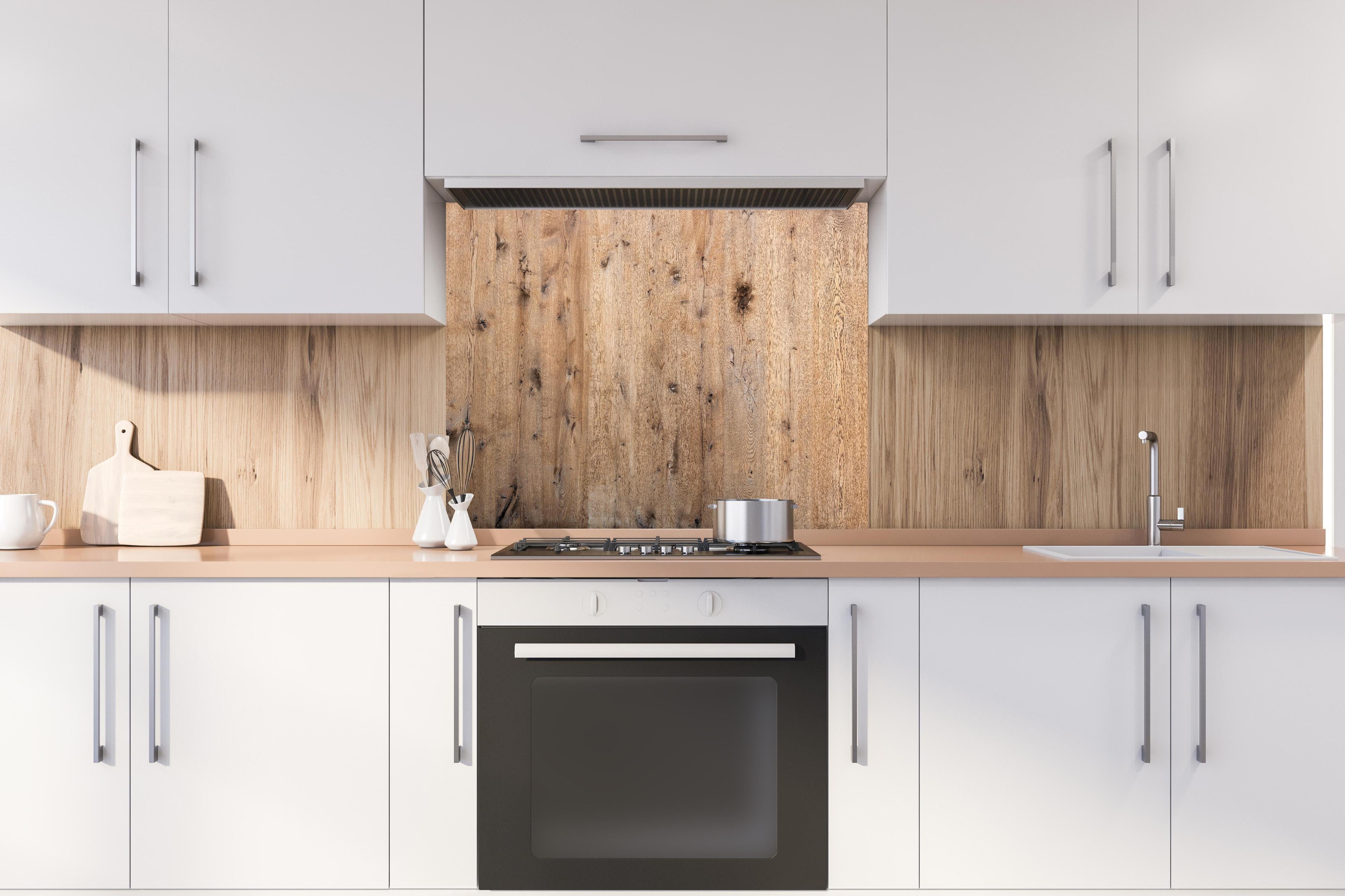 Spritzschutz - Organische Eichenholz-Struktur hinter einem Cerankochfeld zwischen Holz-Kochutensilien