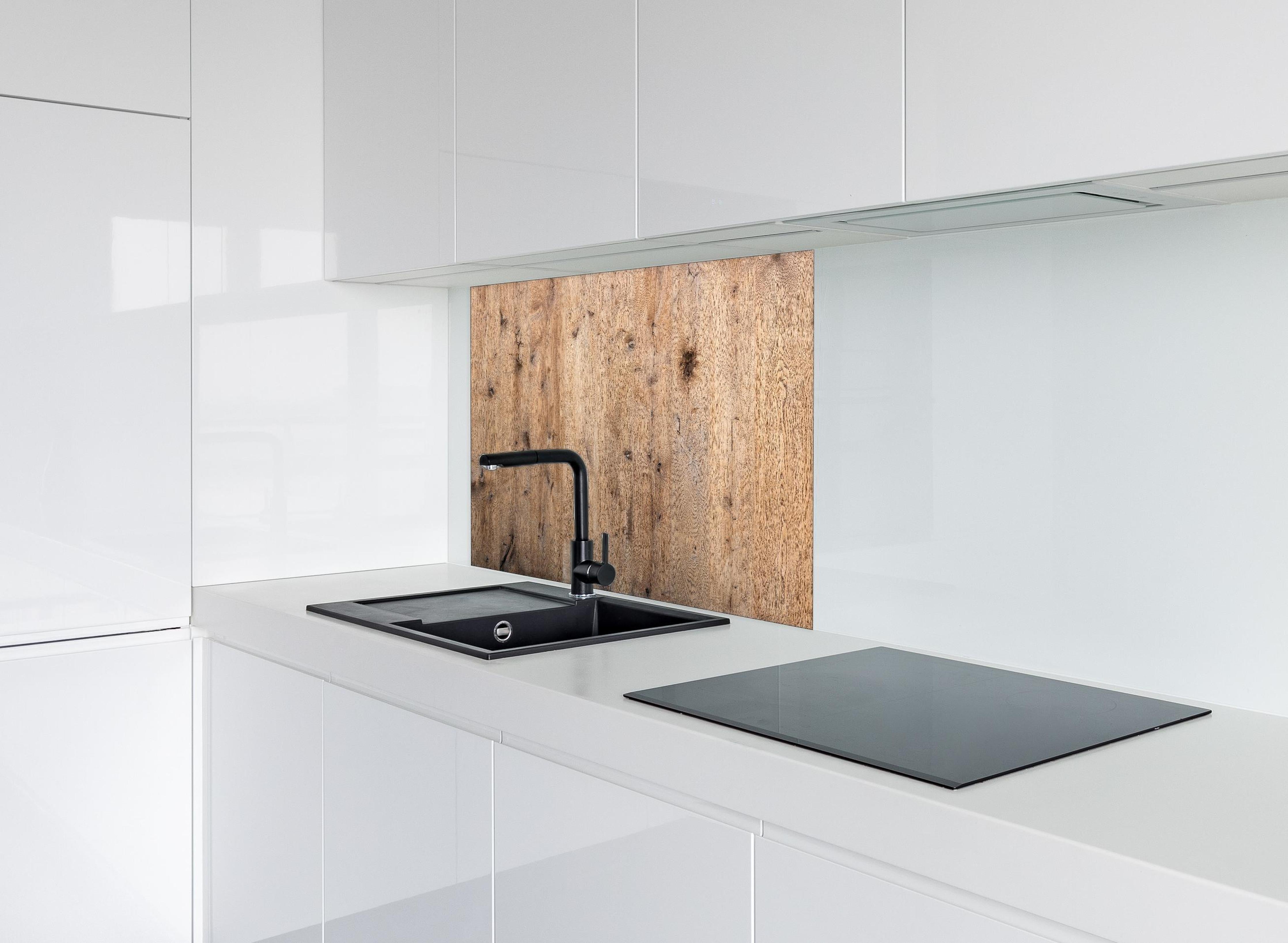 Spritzschutz - Organische Eichenholz-Struktur hinter einem Cerankochfeld zwischen Holz-Kochutensilien