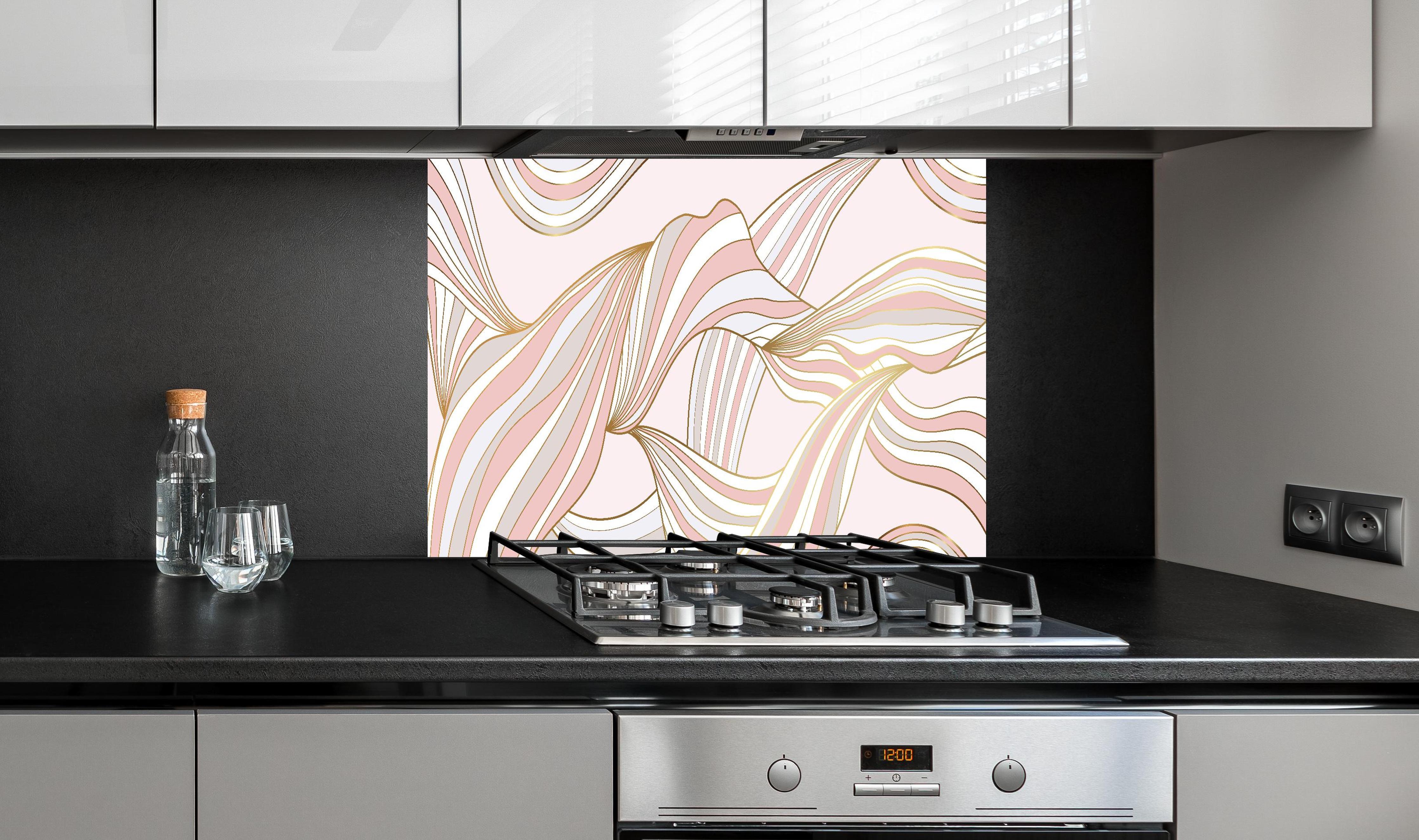Spritzschutz - Organische Linien Rosa Gold Muster hinter einem Cerankochfeld zwischen Holz-Kochutensilien
