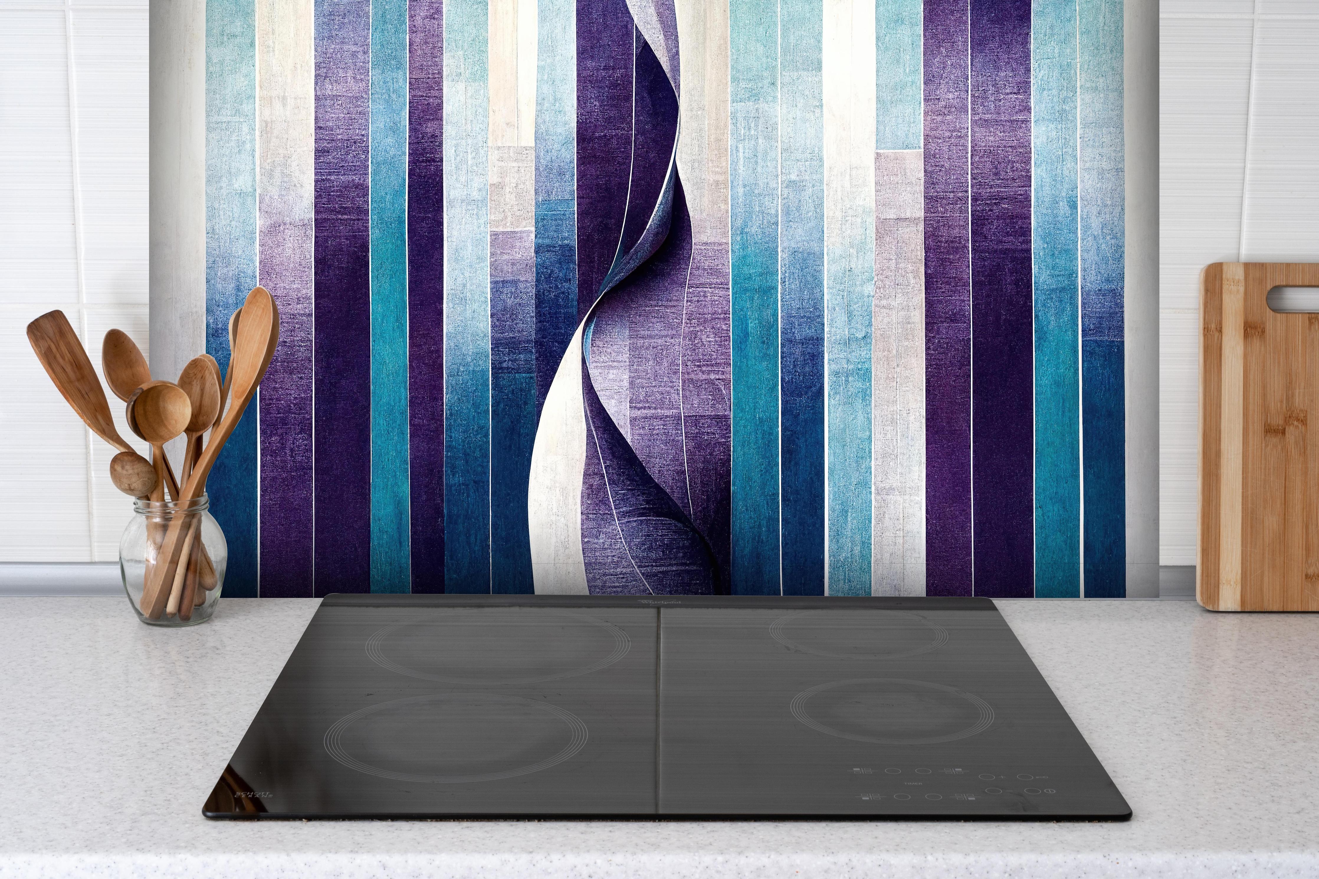 Spritzschutz - Organische Linien Struktur Tapetenmotiv hinter einem Cerankochfeld zwischen Holz-Kochutensilien