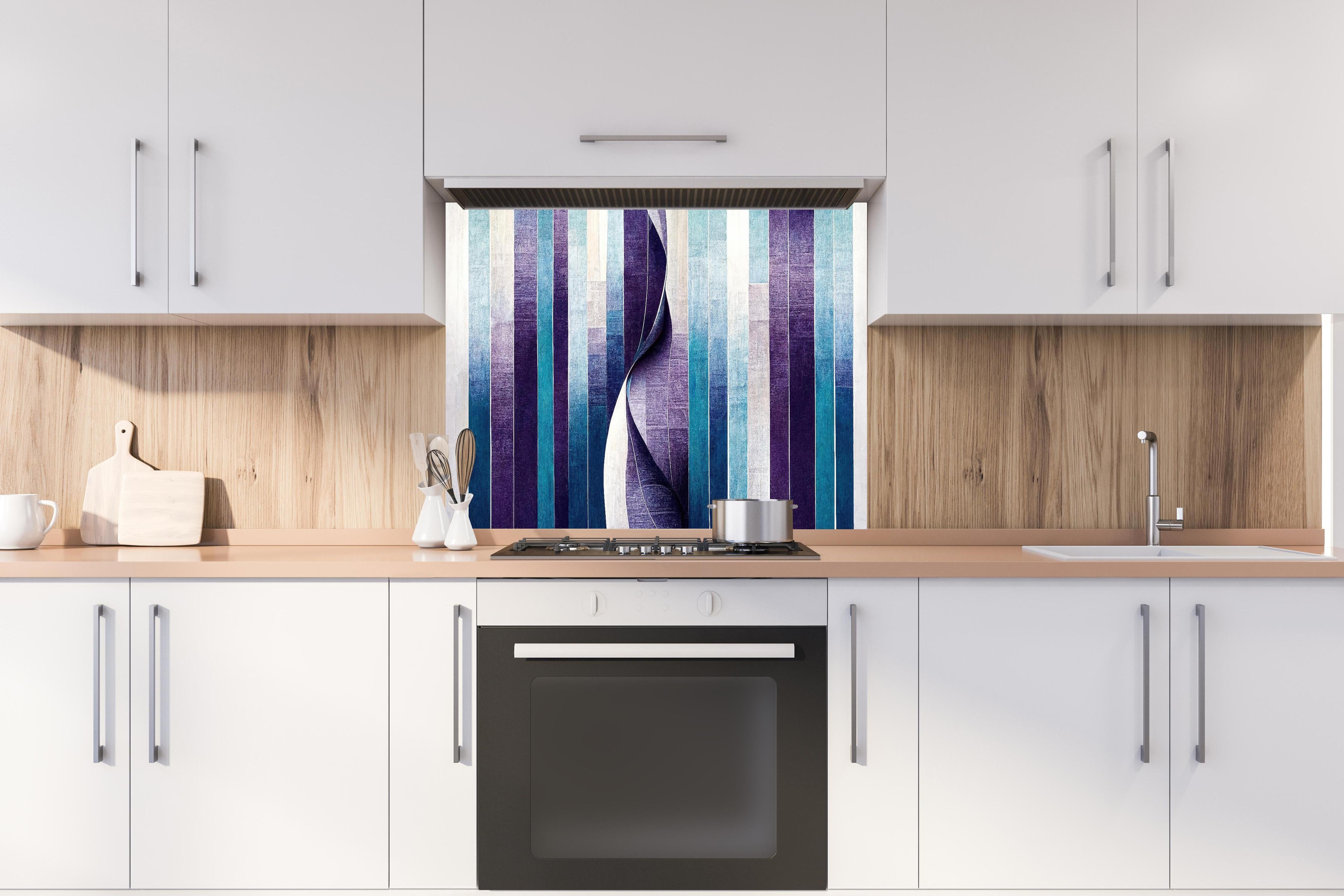 Spritzschutz - Organische Linien Struktur Tapetenmotiv hinter einem Cerankochfeld zwischen Holz-Kochutensilien