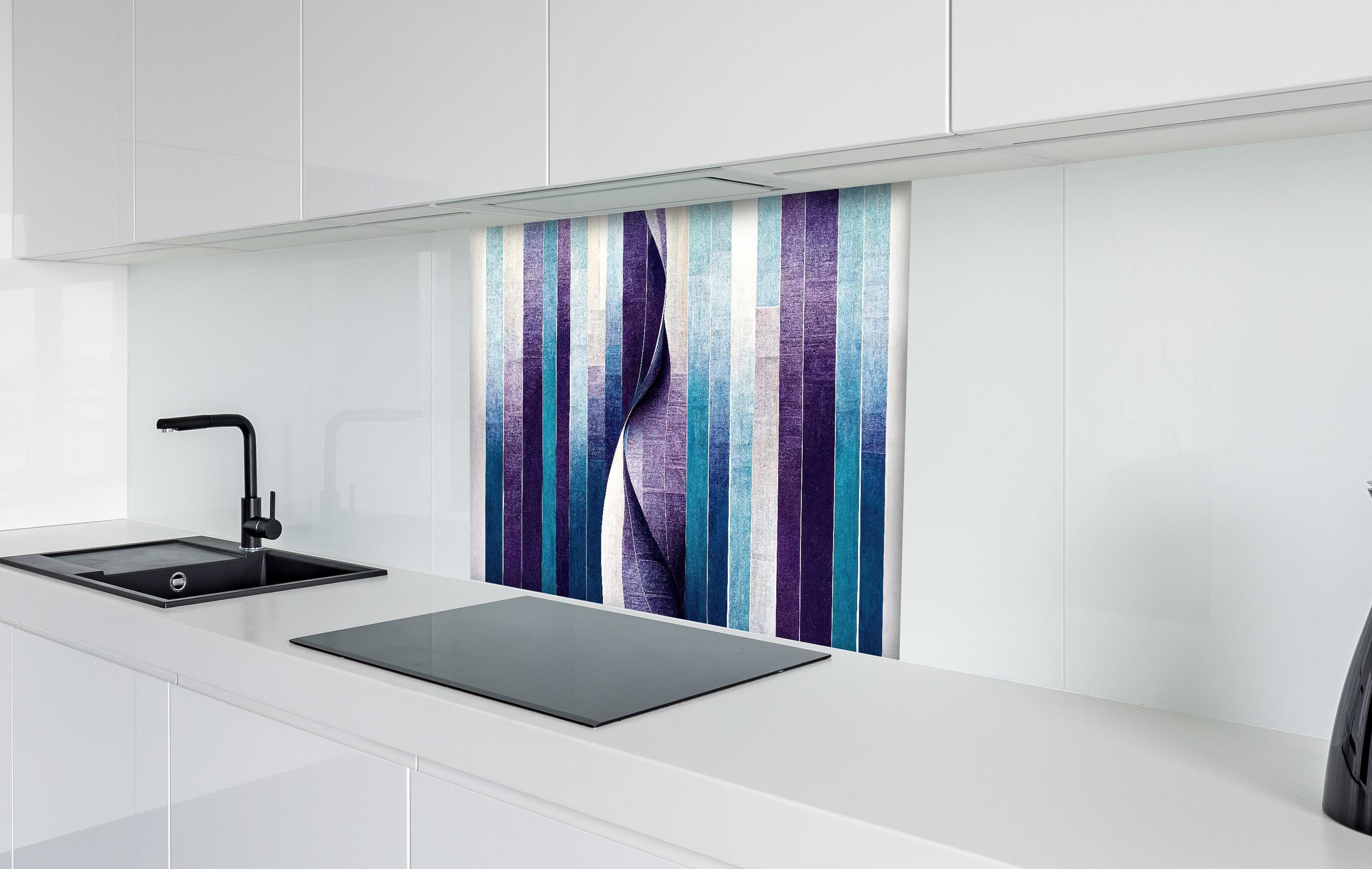 Spritzschutz - Organische Linien Struktur Tapetenmotiv hinter einem Cerankochfeld zwischen Holz-Kochutensilien