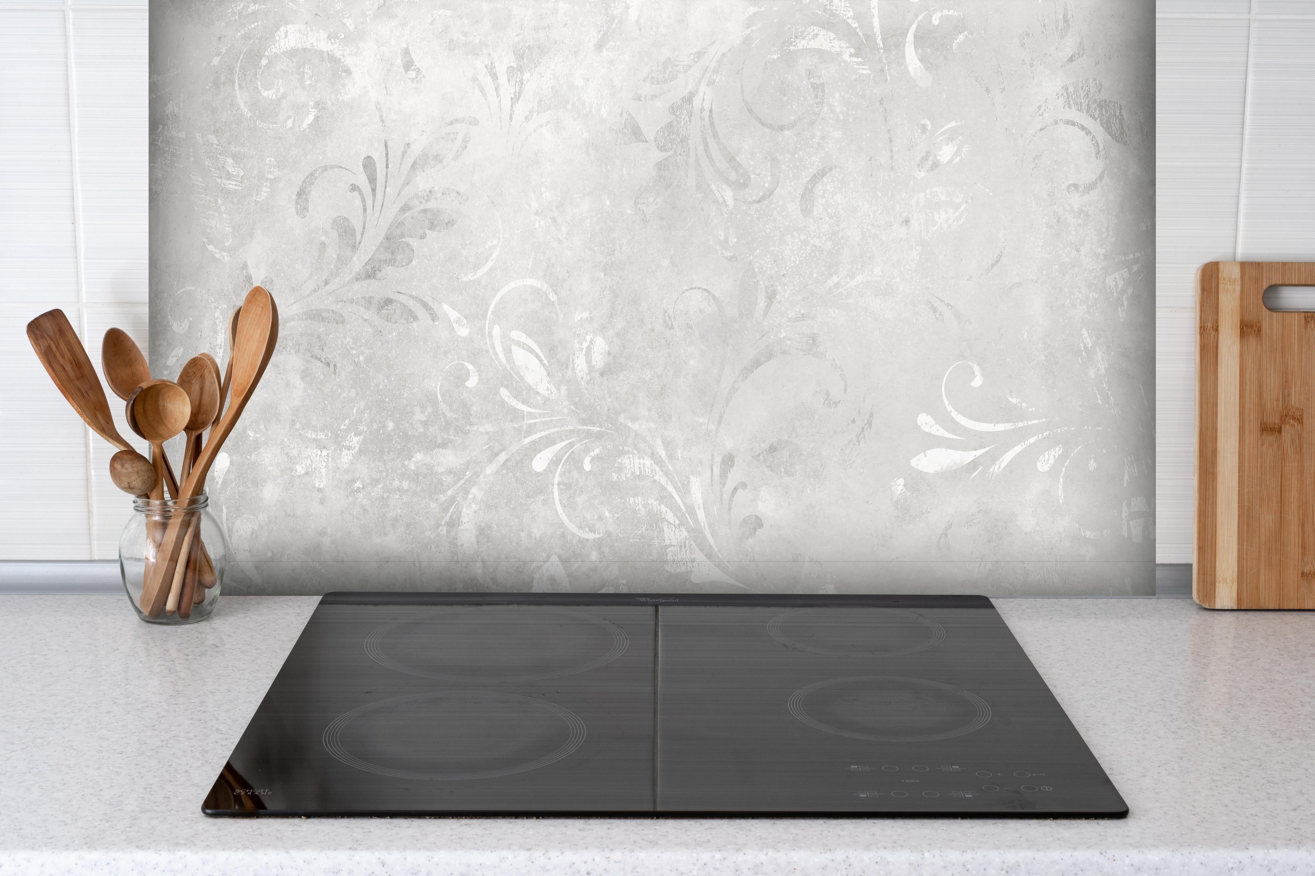 Spritzschutz - Orientale Zement Tapete hinter einem Cerankochfeld zwischen Holz-Kochutensilien