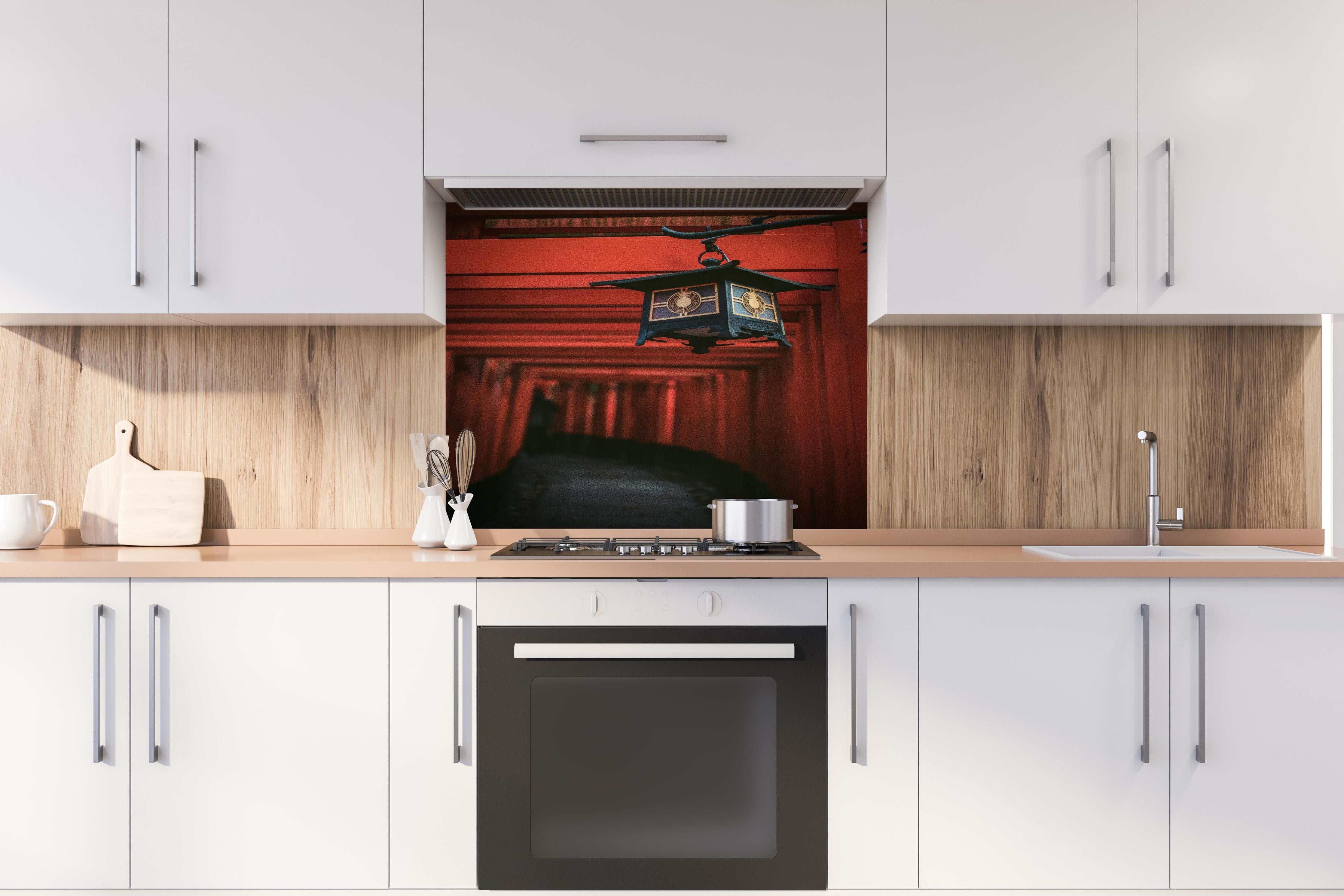 Spritzschutz - Orientalische Architektur hinter einem Cerankochfeld zwischen Holz-Kochutensilien