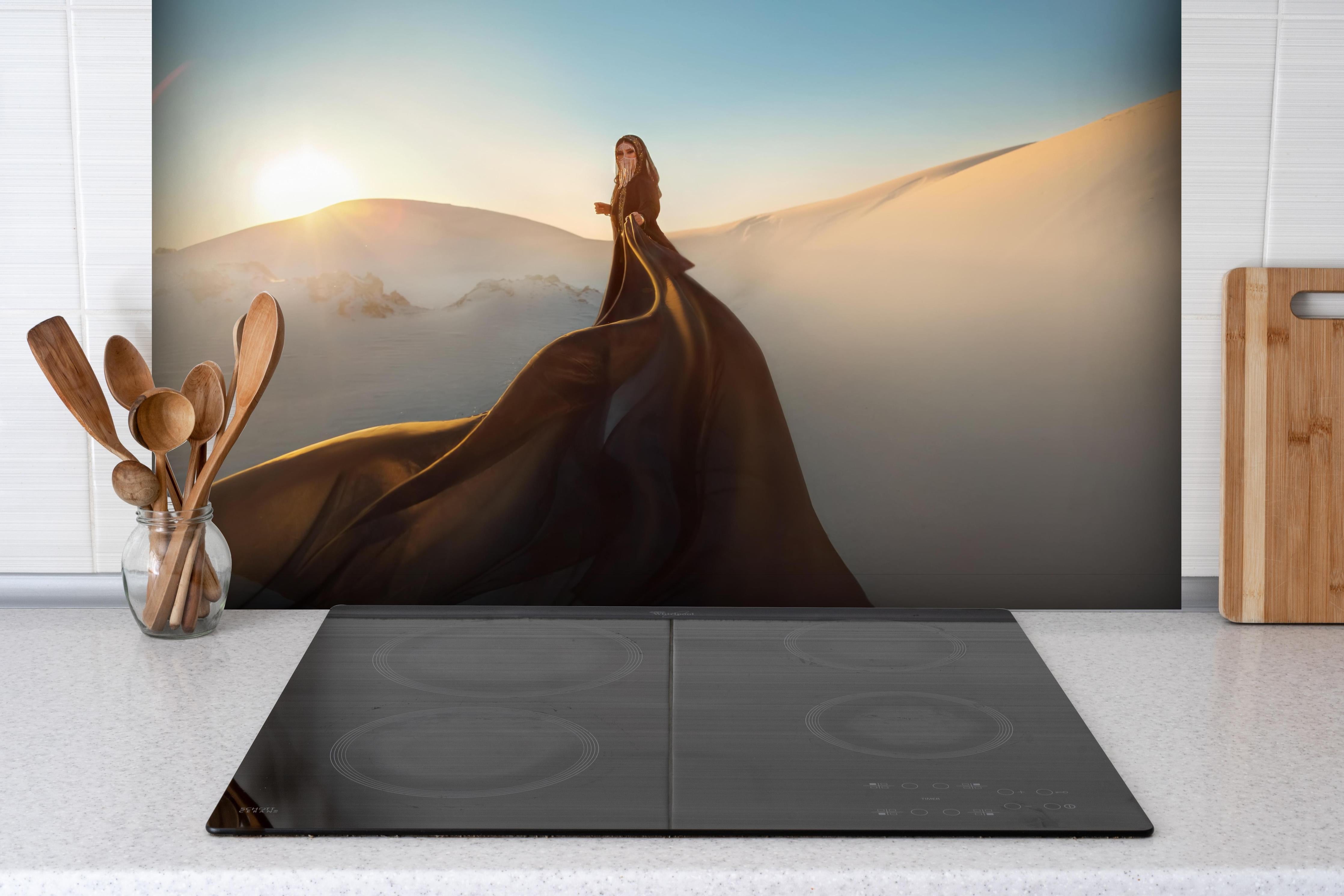 Spritzschutz - Orientalische Darstellung einer Frau hinter einem Cerankochfeld zwischen Holz-Kochutensilien