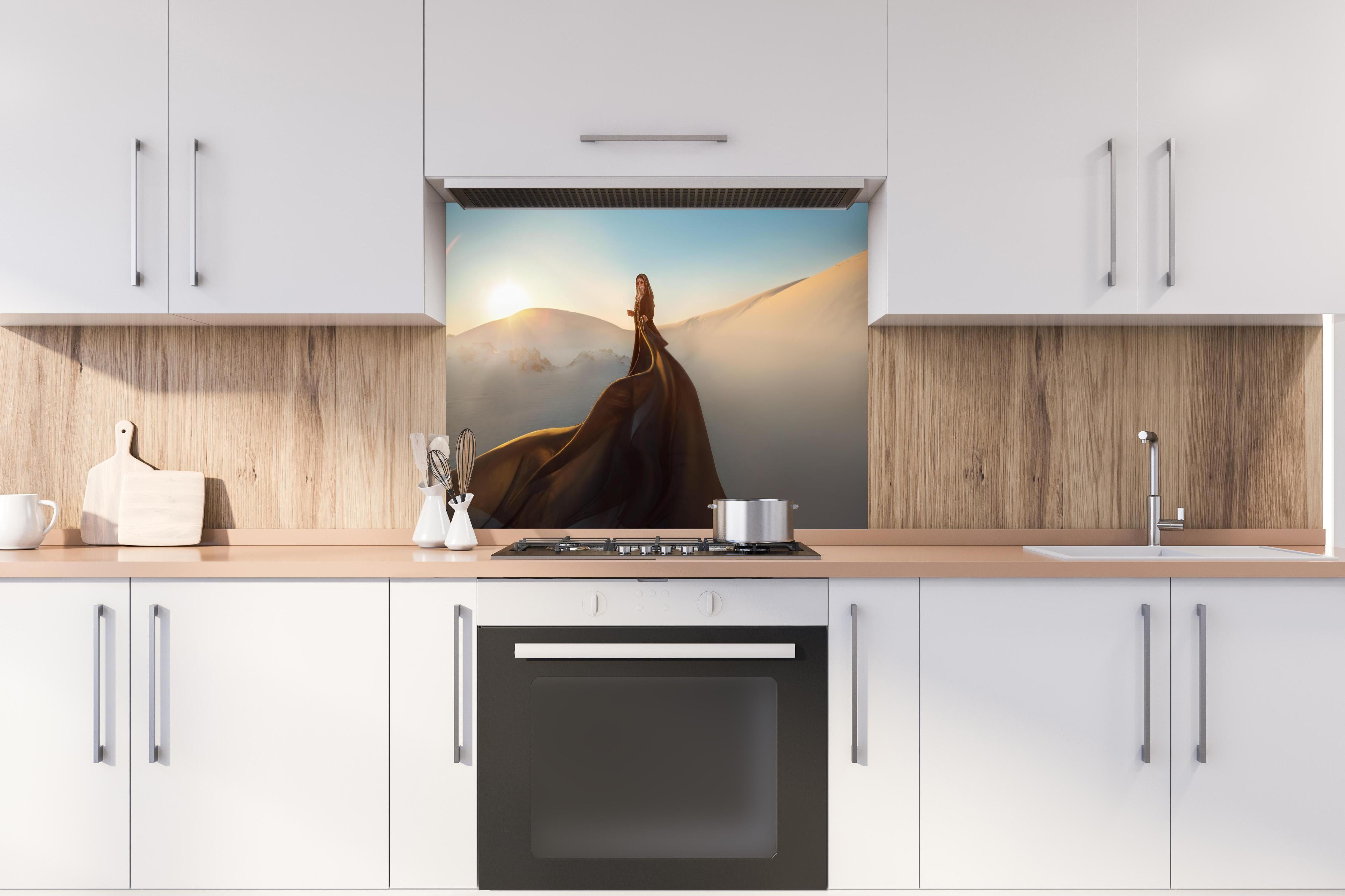 Spritzschutz - Orientalische Darstellung einer Frau hinter einem Cerankochfeld zwischen Holz-Kochutensilien