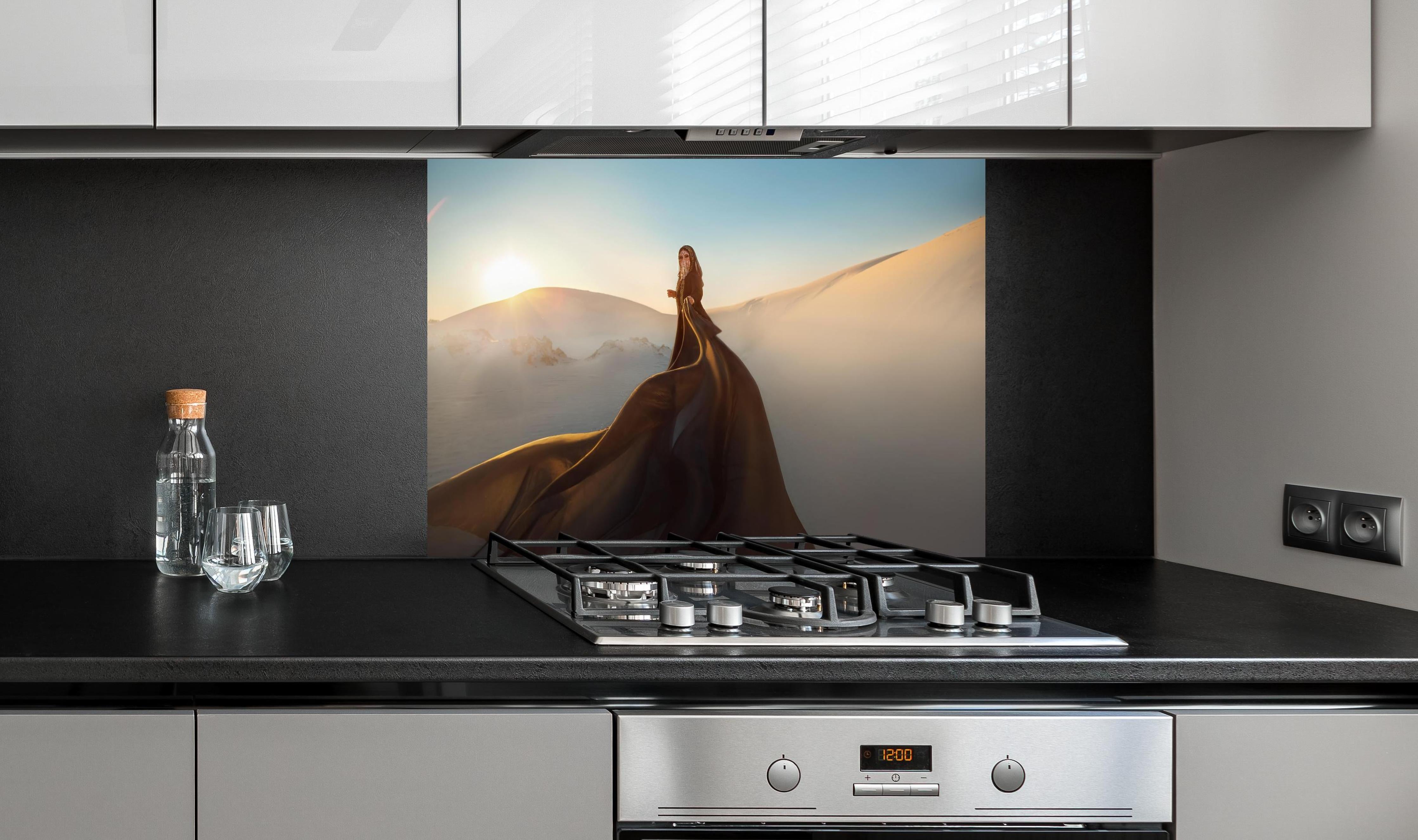 Spritzschutz - Orientalische Darstellung einer Frau hinter einem Cerankochfeld zwischen Holz-Kochutensilien