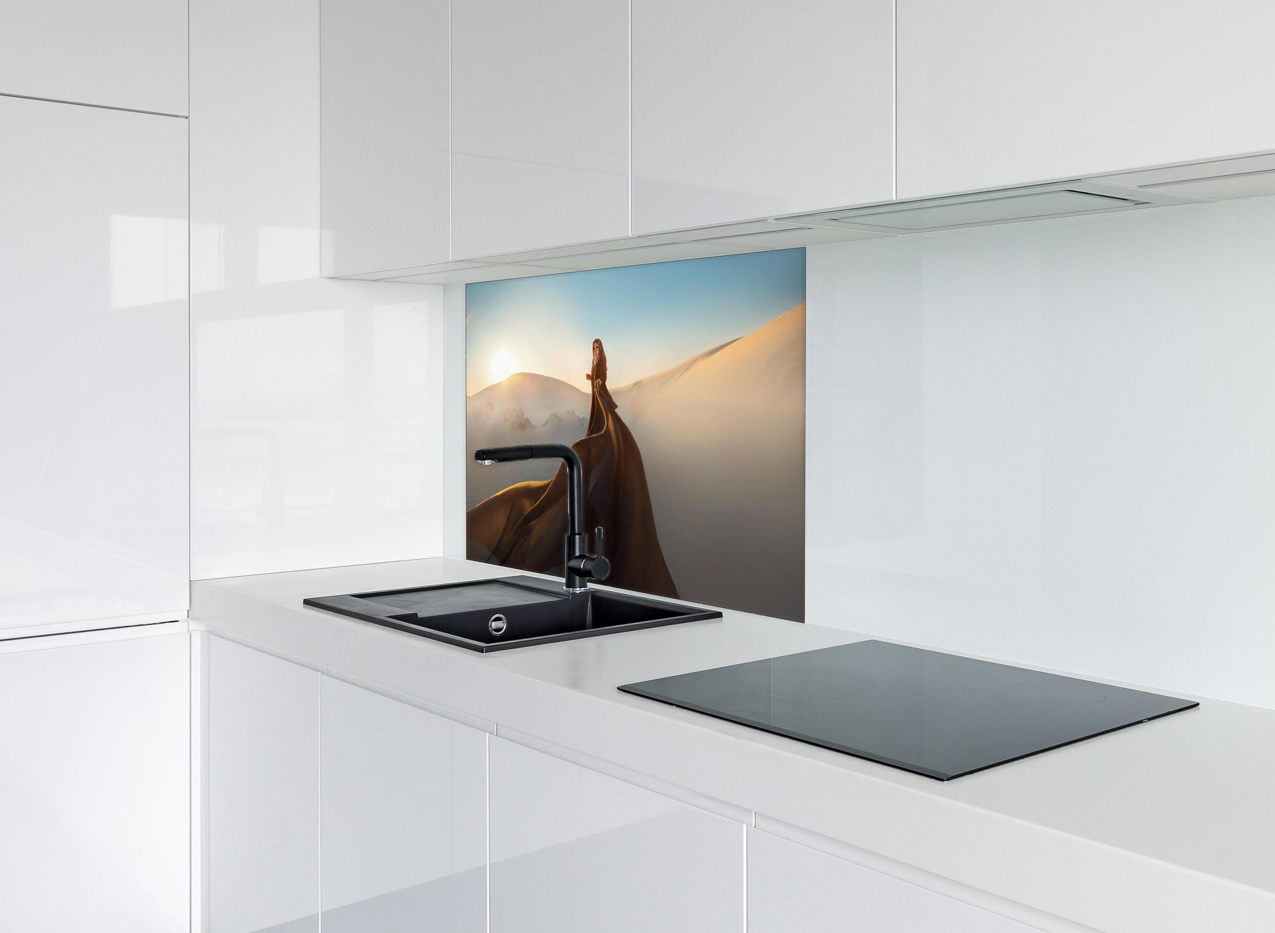 Spritzschutz - Orientalische Darstellung einer Frau hinter einem Cerankochfeld zwischen Holz-Kochutensilien