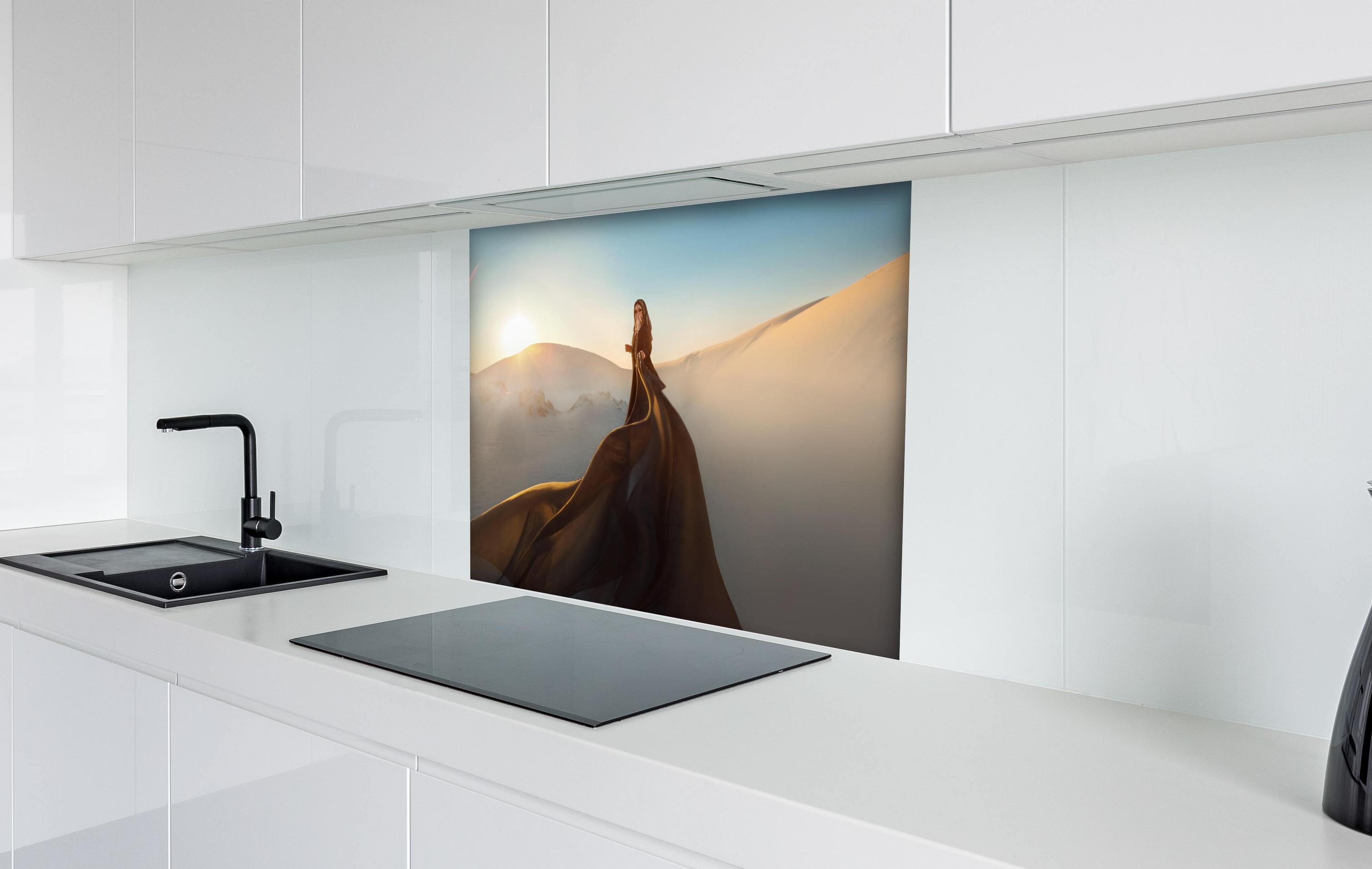 Spritzschutz - Orientalische Darstellung einer Frau hinter einem Cerankochfeld zwischen Holz-Kochutensilien