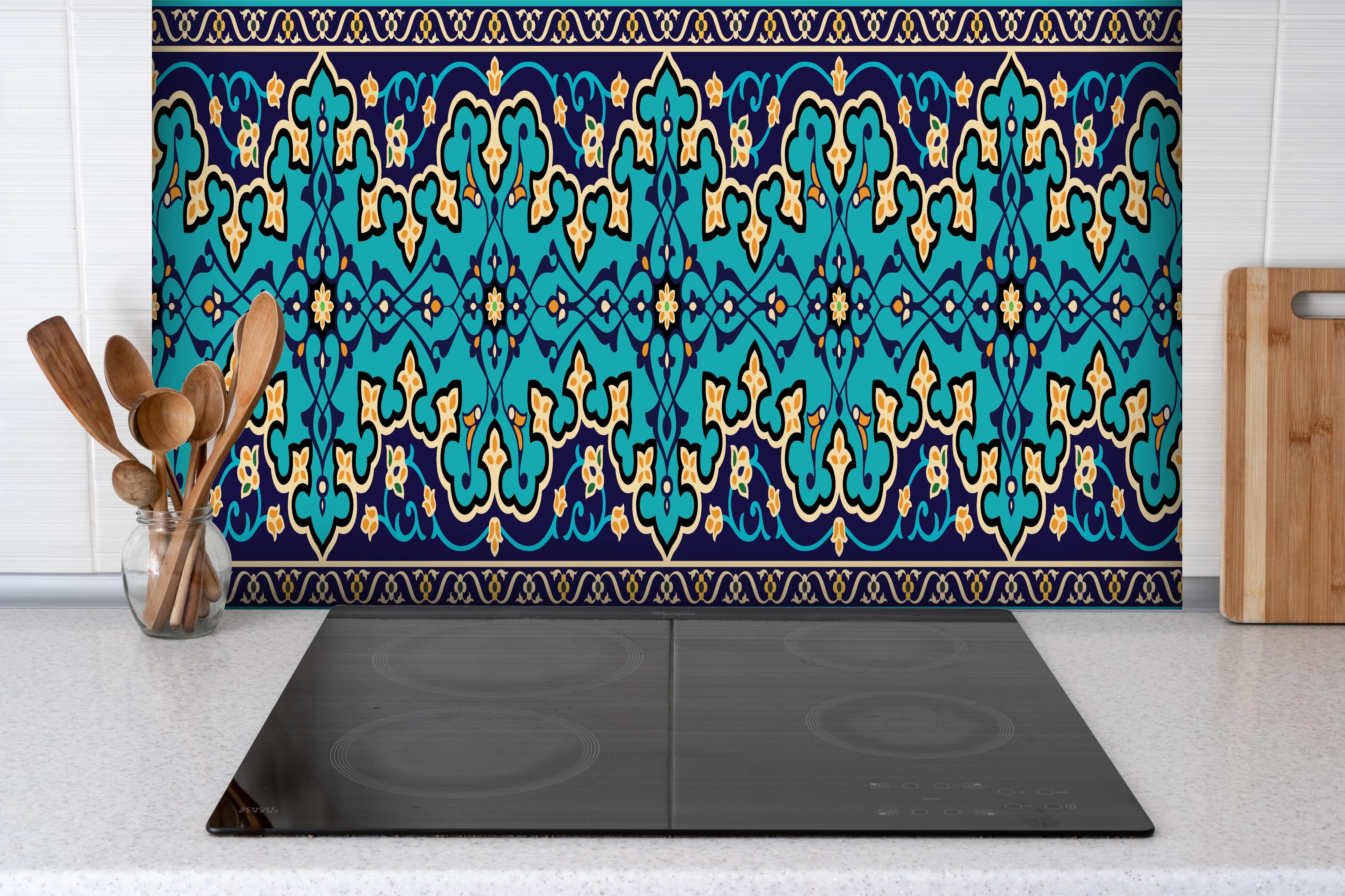 Spritzschutz - Orientalische Fliesen 3 hinter einem Cerankochfeld zwischen Holz-Kochutensilien