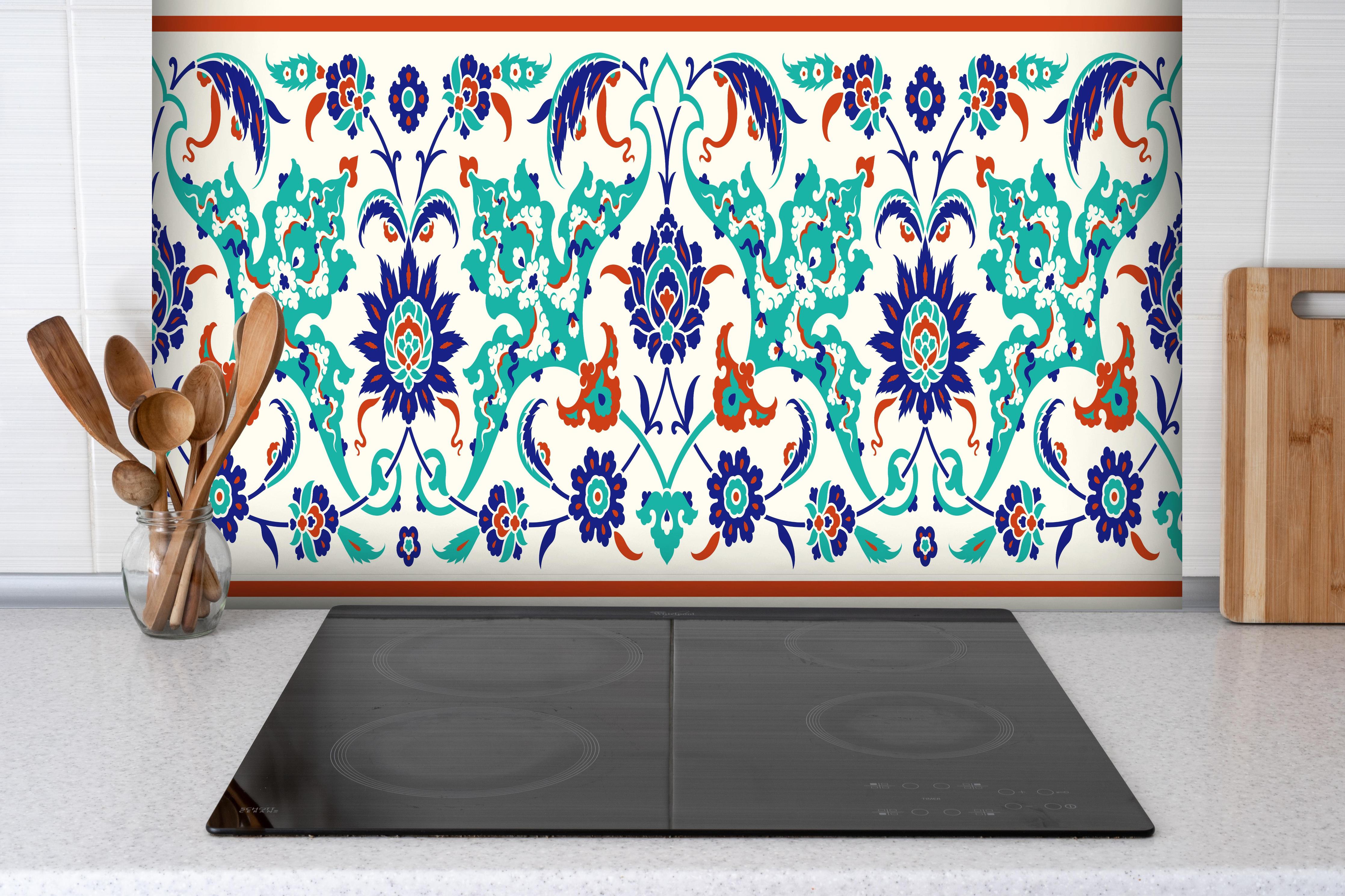 Spritzschutz - Orientalische Fliesen hinter einem Cerankochfeld zwischen Holz-Kochutensilien