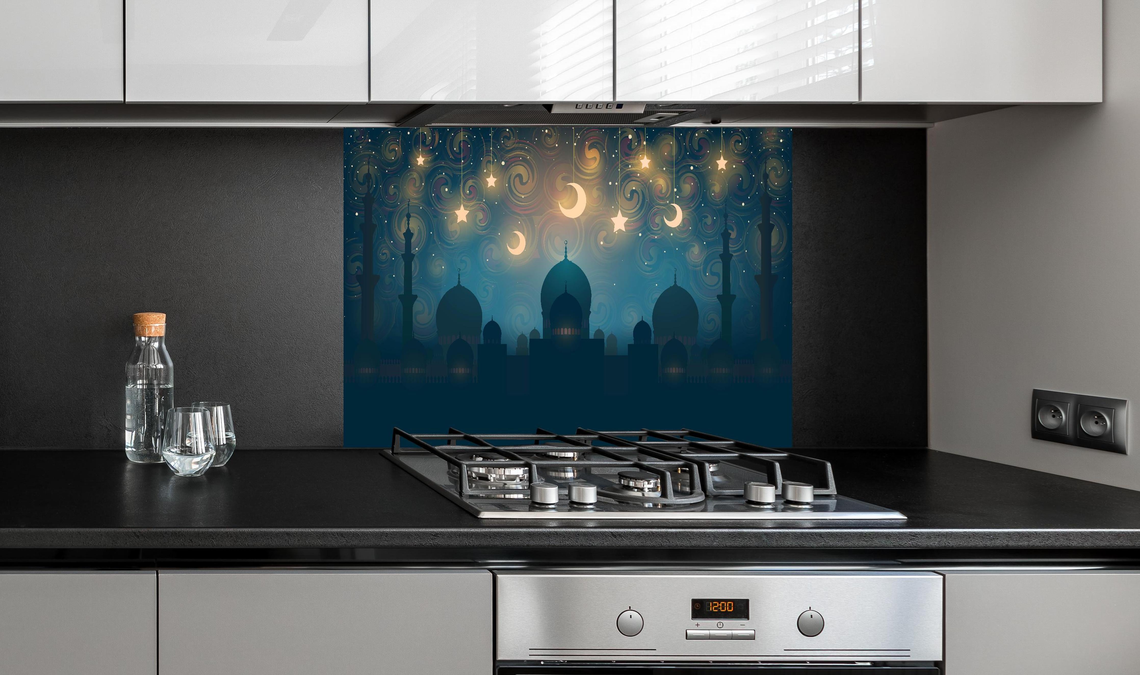 Spritzschutz - Orientalische Moschee Nacht Silhouette hinter einem Cerankochfeld zwischen Holz-Kochutensilien