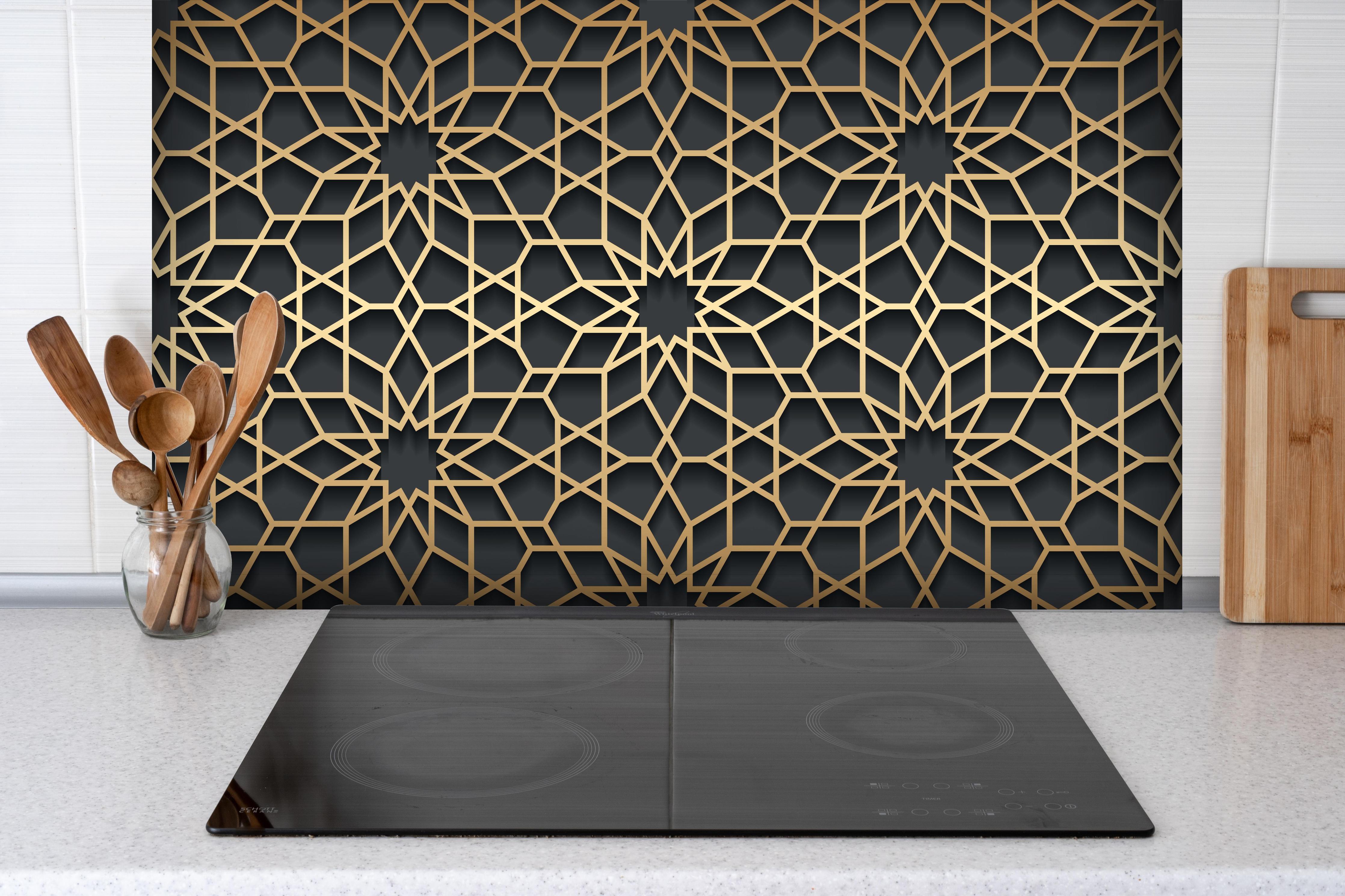 Spritzschutz - Orientalische Muster hinter einem Cerankochfeld zwischen Holz-Kochutensilien