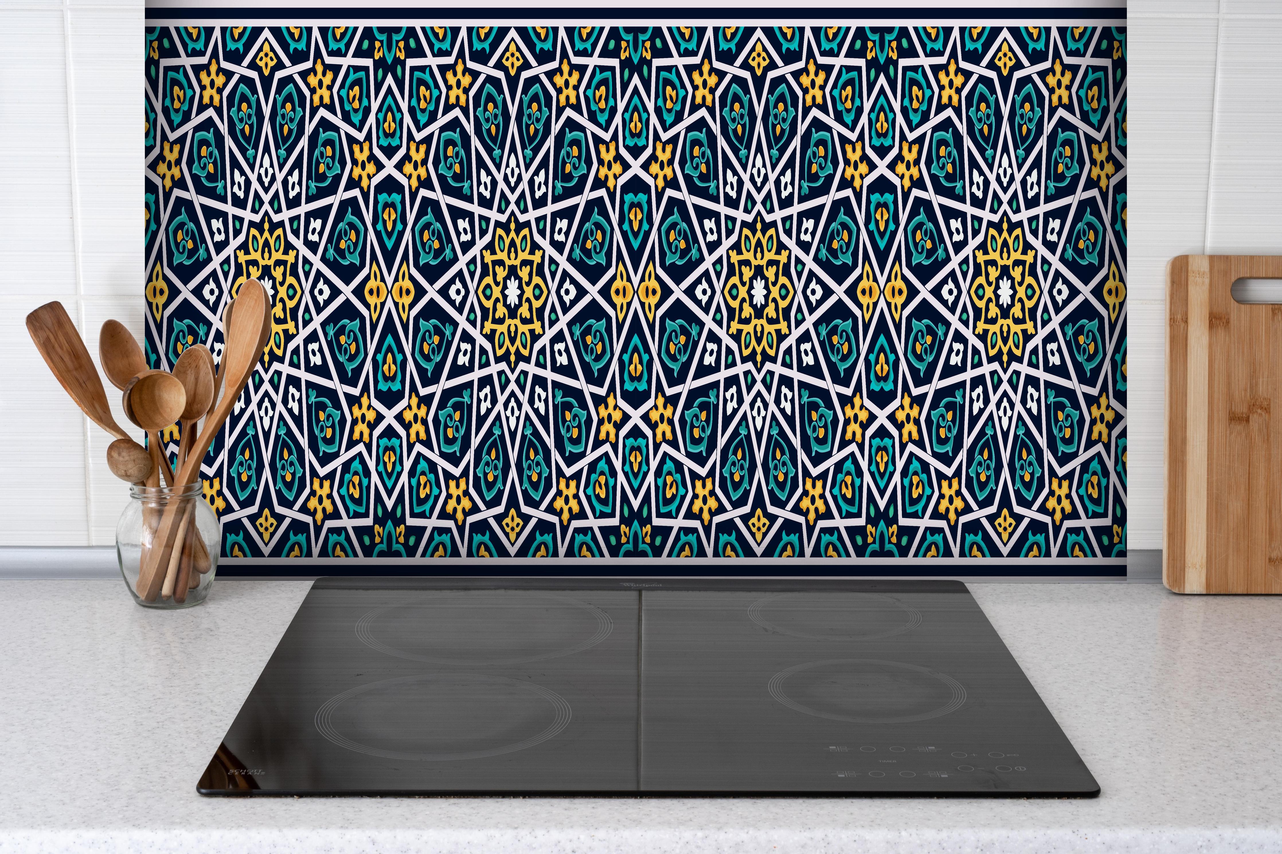 Spritzschutz - Orientalische Sternstruktur hinter einem Cerankochfeld zwischen Holz-Kochutensilien